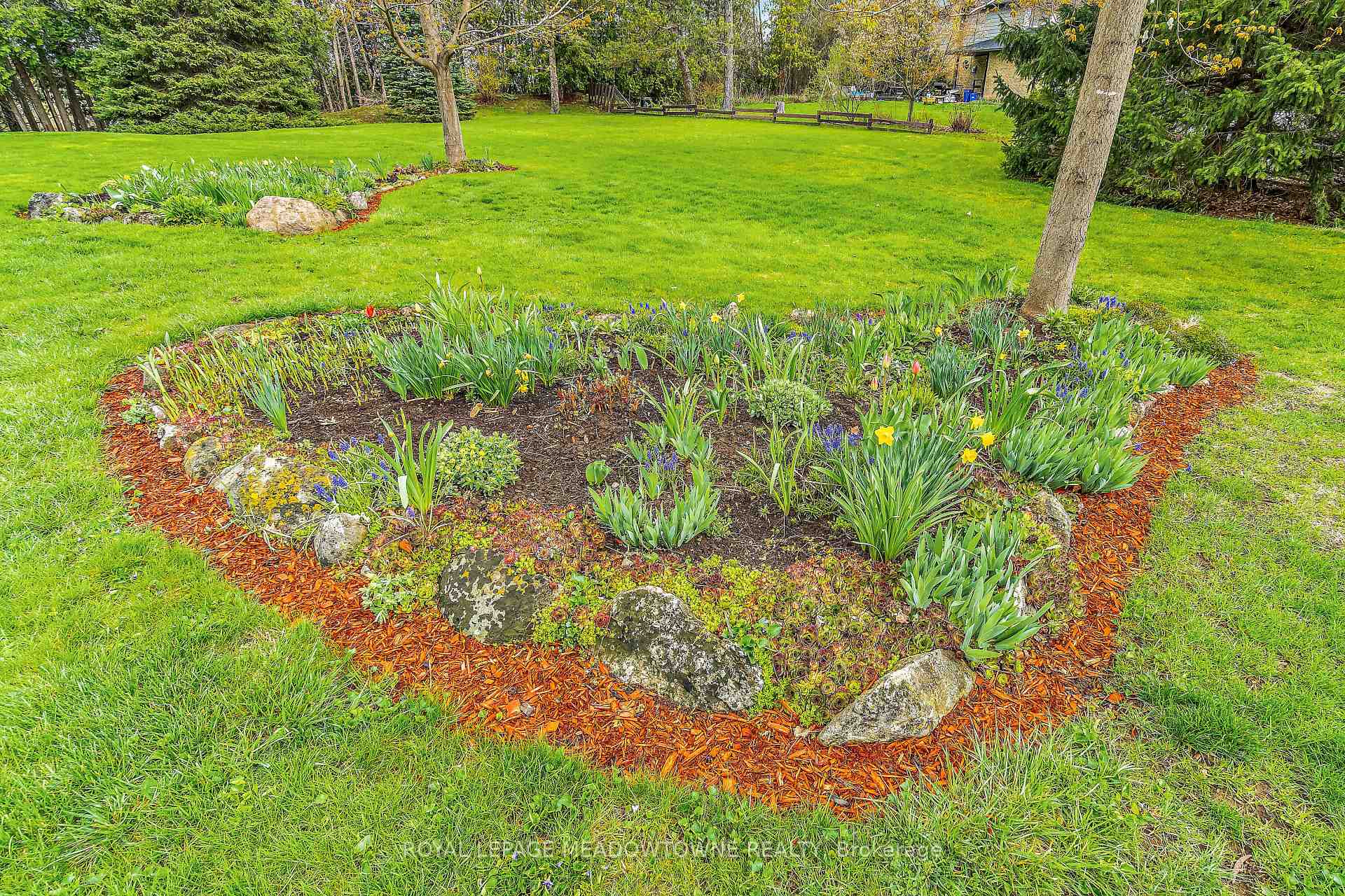 Photo 3 of 39 Wildwood Road, Halton Hills, Glen Williams — HOMEH