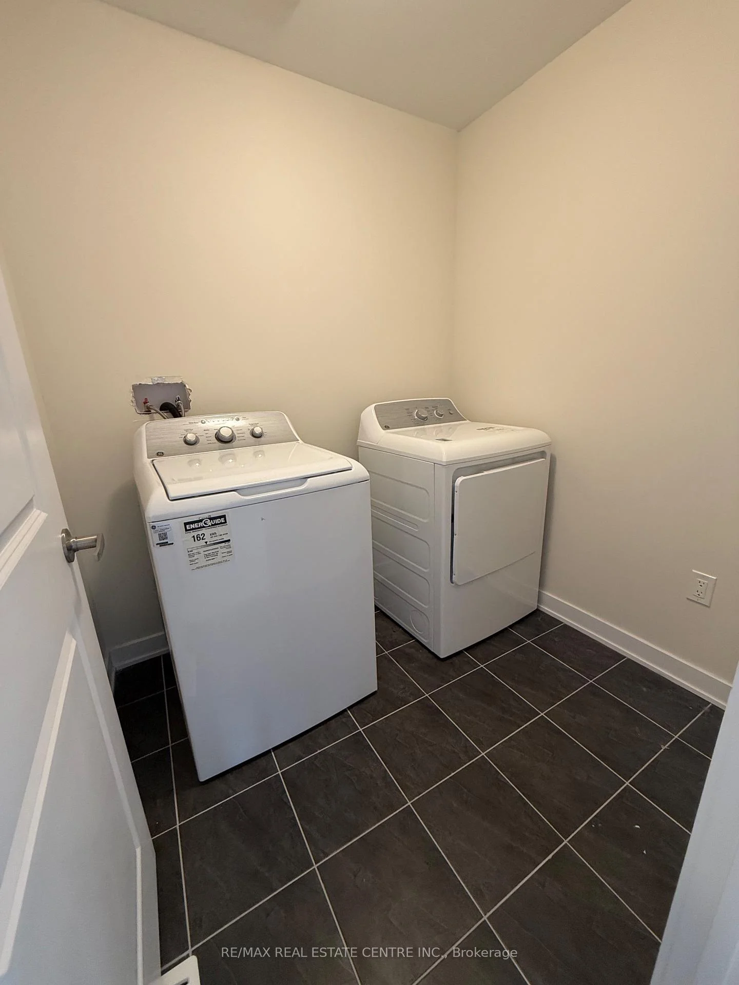 Photo 92 of 17 Downriver Drive, Welland, Dain City — HOMEH