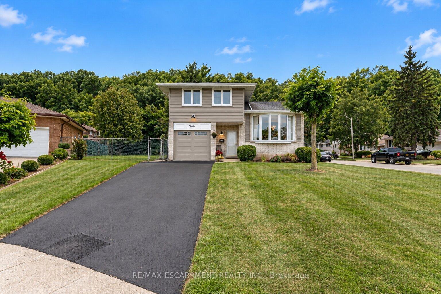 Photo 2 of 12 Brae Crest Drive, Hamilton, Stoney Creek — HOMEH