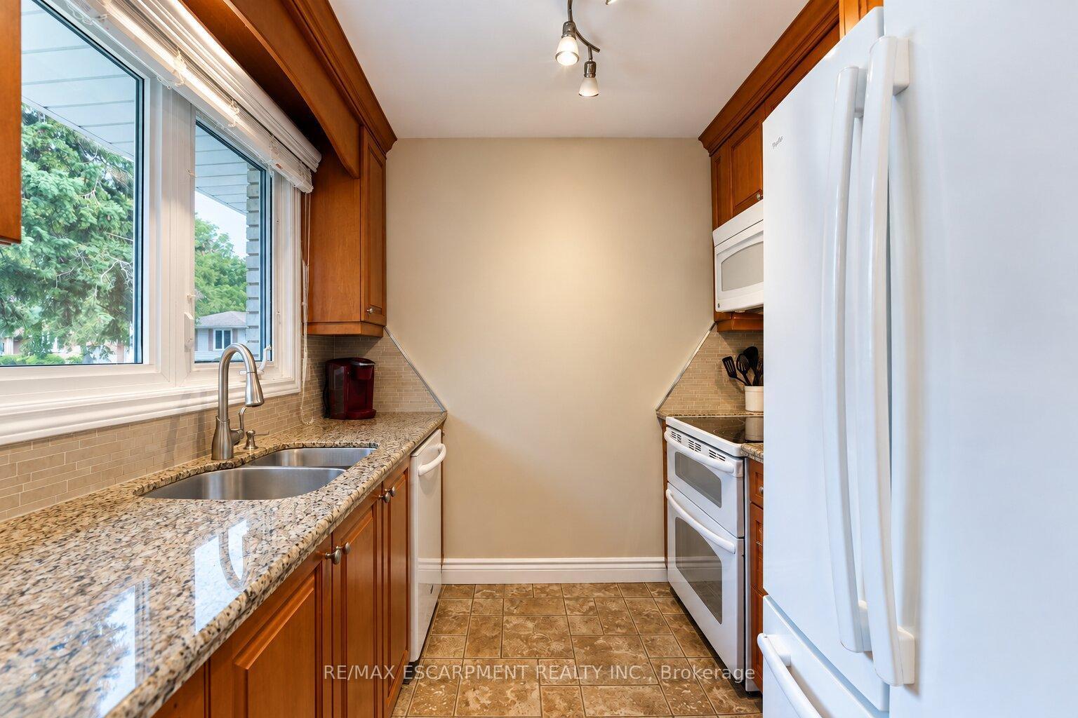 Photo 13 of 12 Brae Crest Drive, Hamilton, Stoney Creek — HOMEH