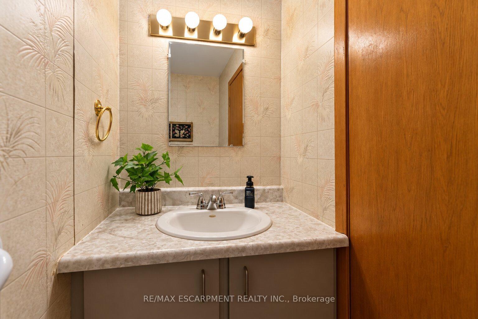 Photo 14 of 12 Brae Crest Drive, Hamilton, Stoney Creek — HOMEH