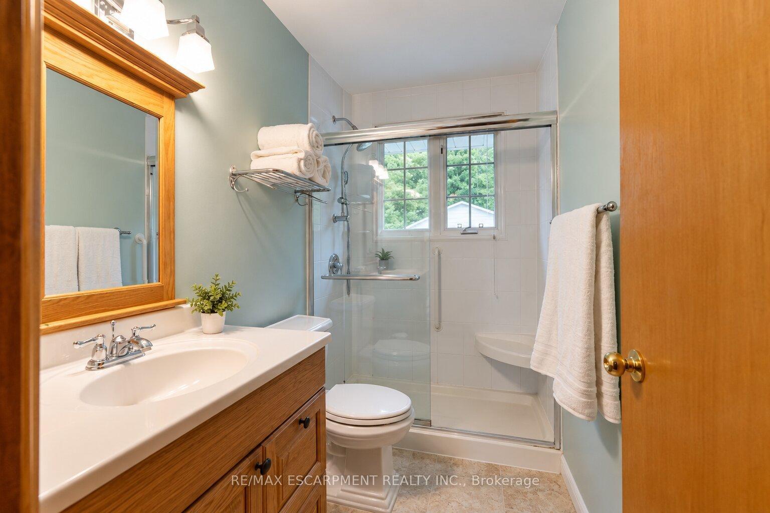 Photo 15 of 12 Brae Crest Drive, Hamilton, Stoney Creek — HOMEH