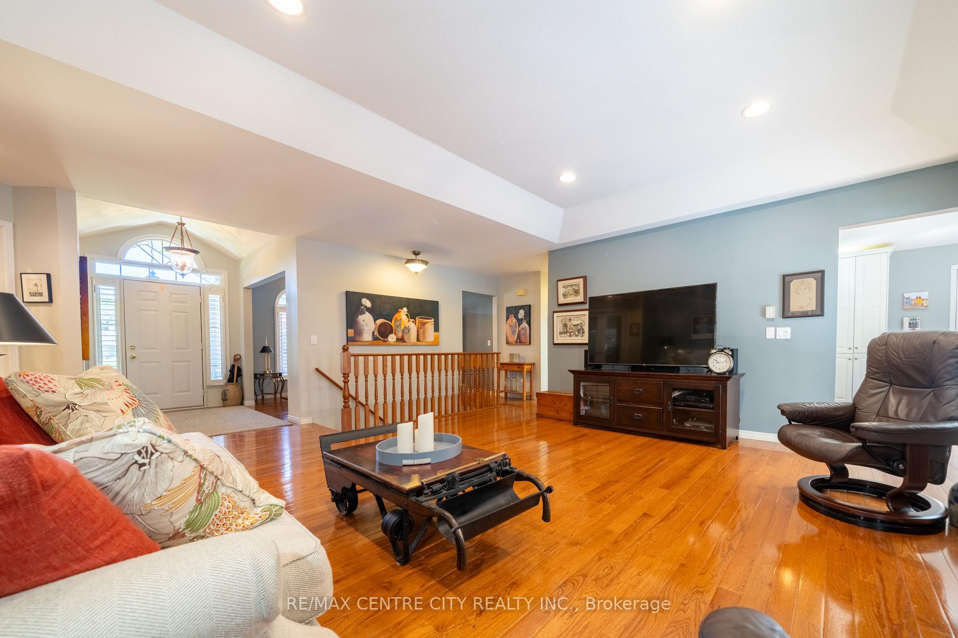 Photo 10 of 61 Aberdeen Drive, Middlesex Centre, Coldstream — HOMEH