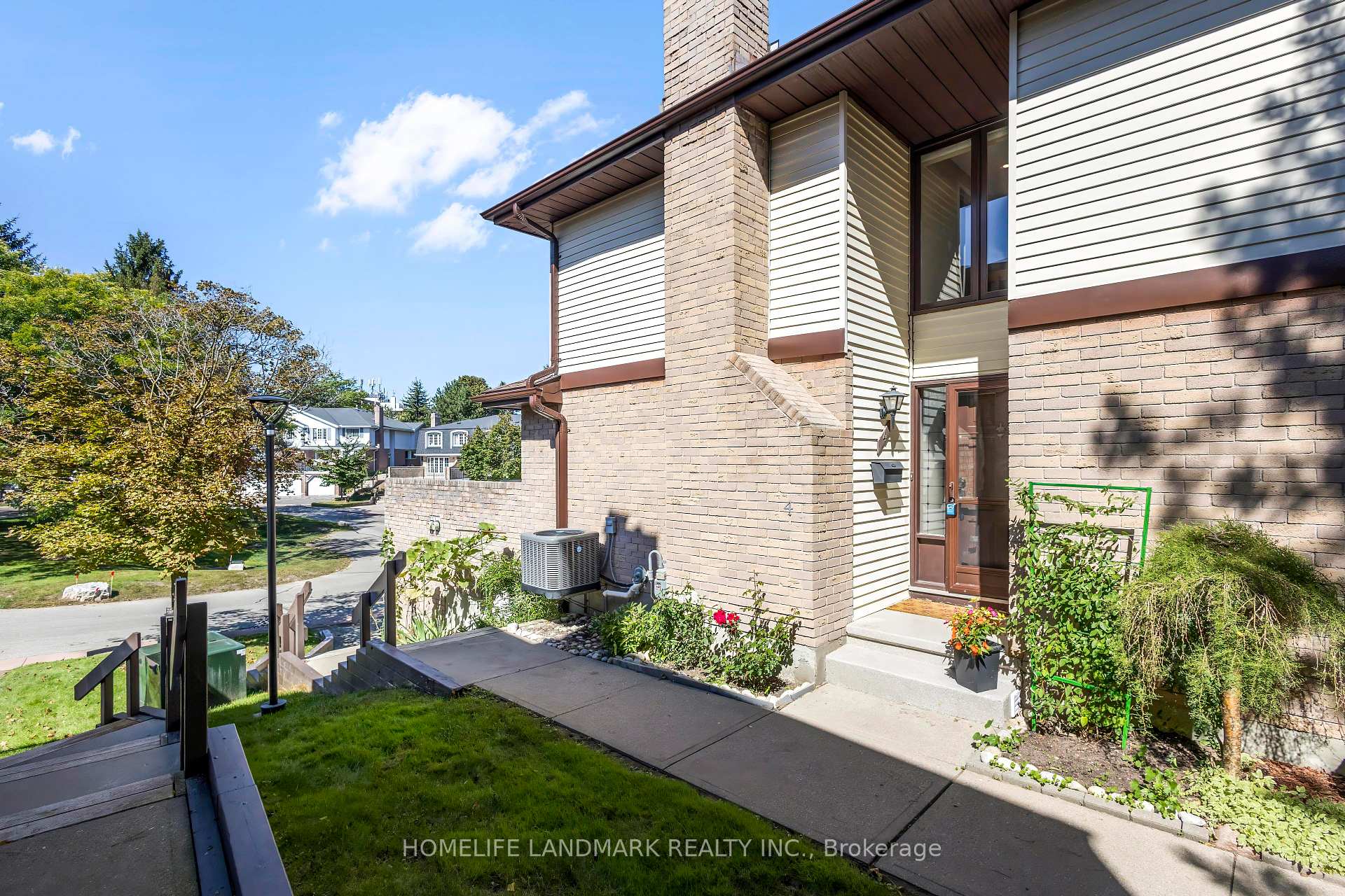 Photo 4 of Unit 4, 475 Beechwood Drive, Waterloo, Beechwood West — HOMEH