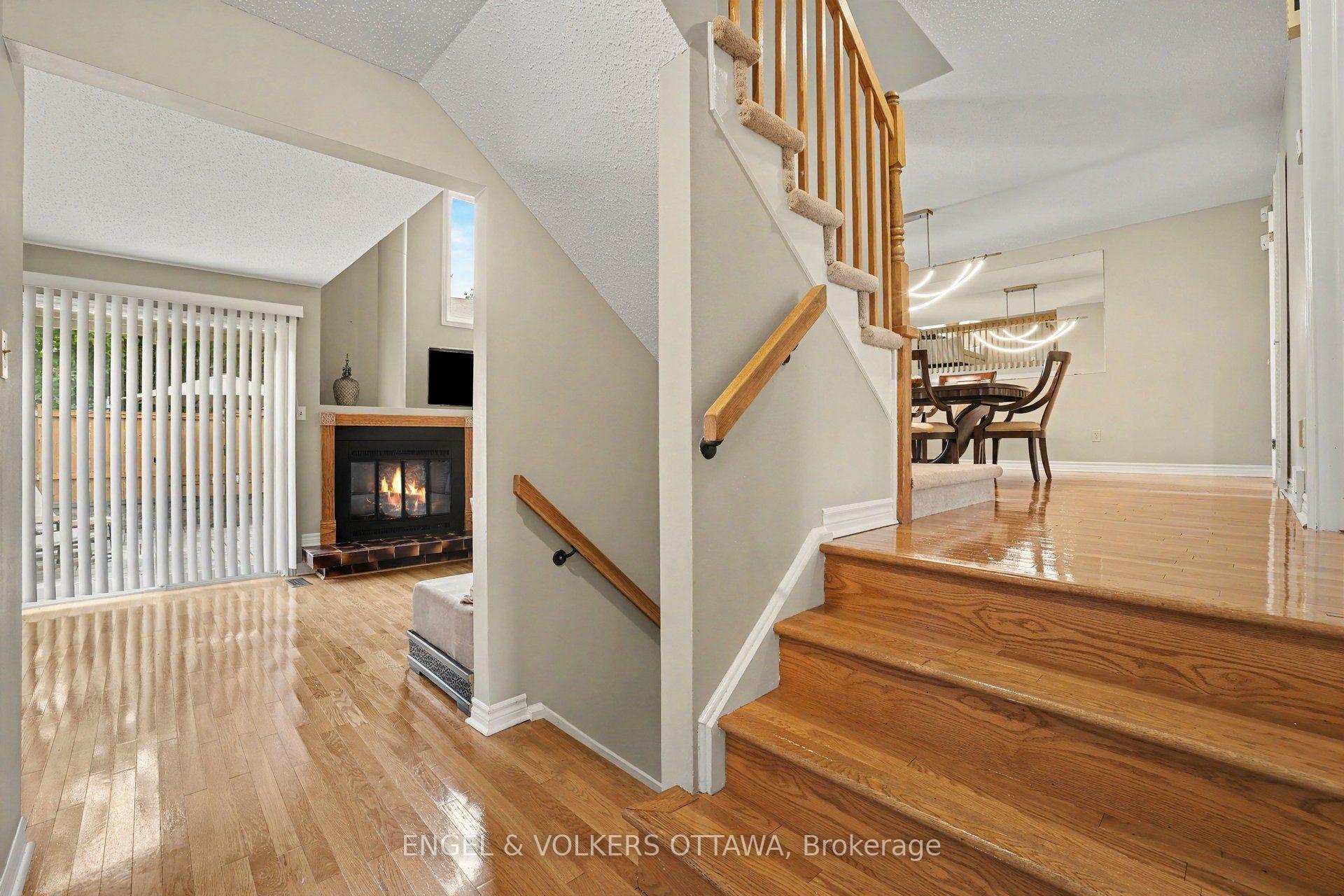 Photo 7 of 15 Archer Square, Ottawa, Hunt Club Woods — HOMEH