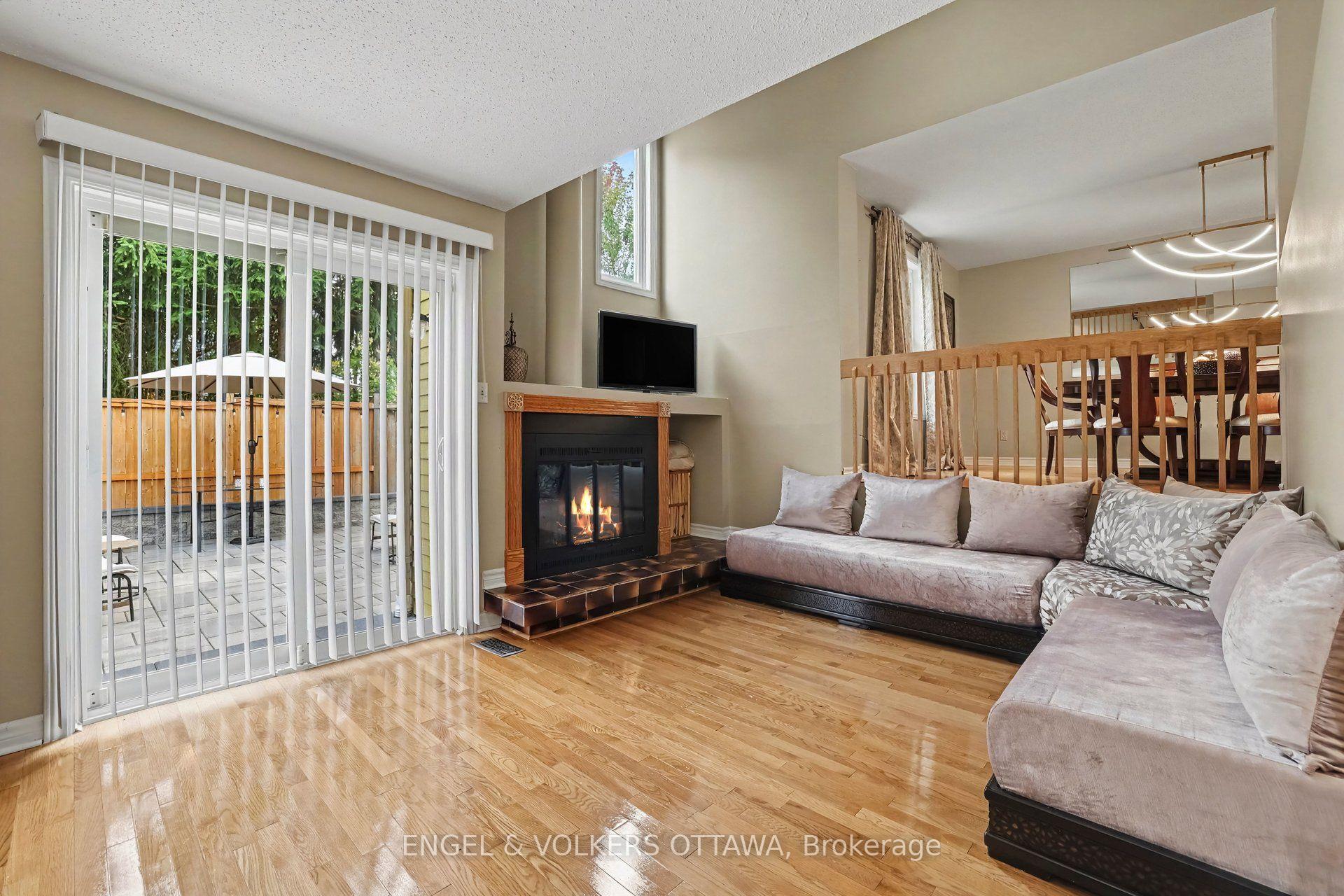 Photo 8 of 15 Archer Square, Ottawa, Hunt Club Woods — HOMEH