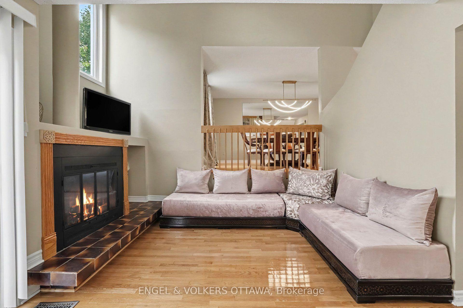 Photo 9 of 15 Archer Square, Ottawa, Hunt Club Woods — HOMEH