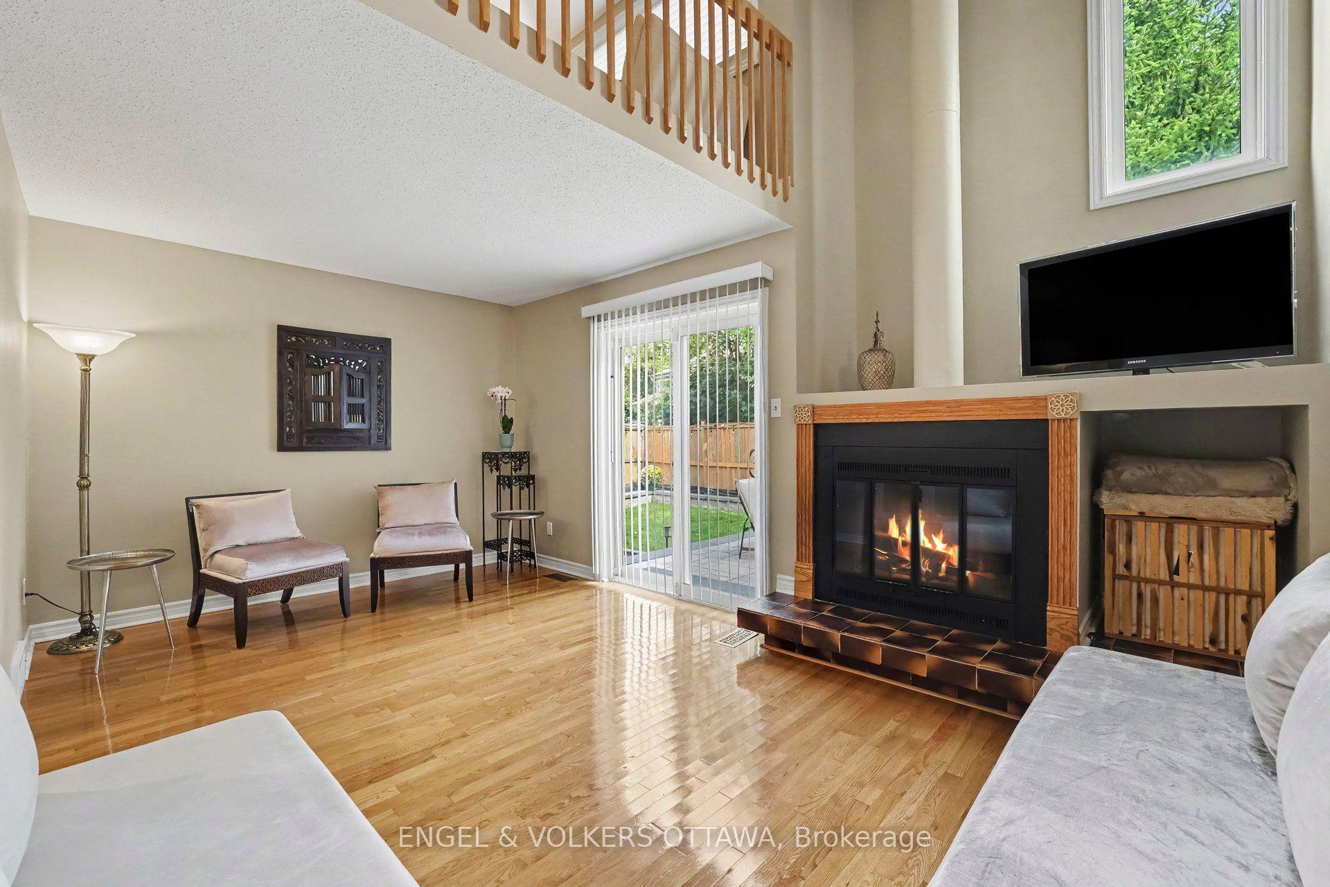 Photo 11 of 15 Archer Square, Ottawa, Hunt Club Woods — HOMEH