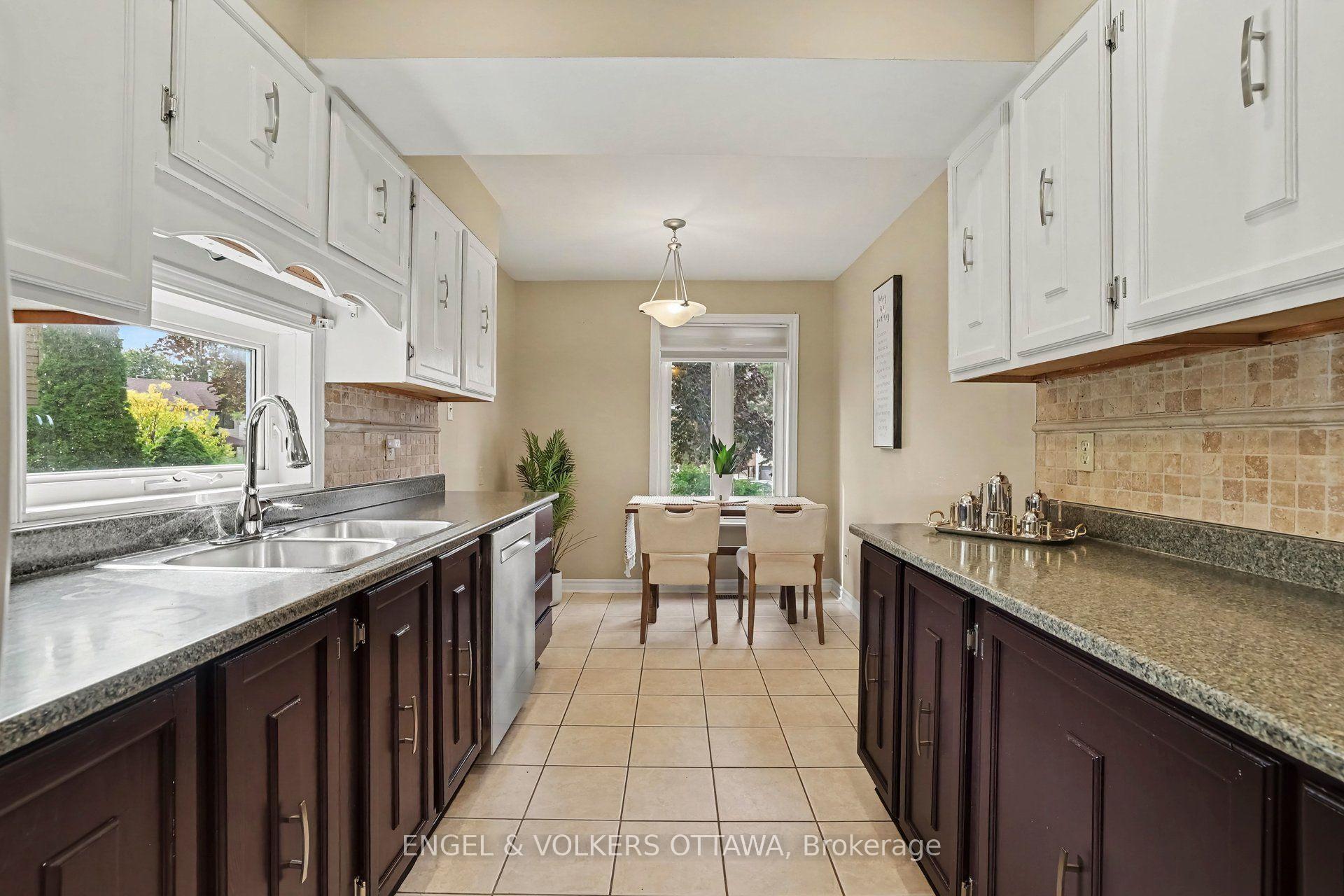 Photo 16 of 15 Archer Square, Ottawa, Hunt Club Woods — HOMEH