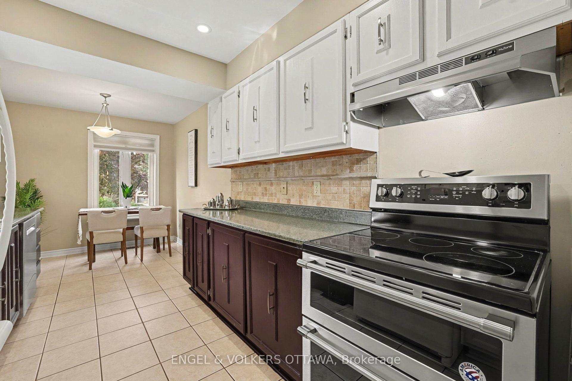 Photo 17 of 15 Archer Square, Ottawa, Hunt Club Woods — HOMEH