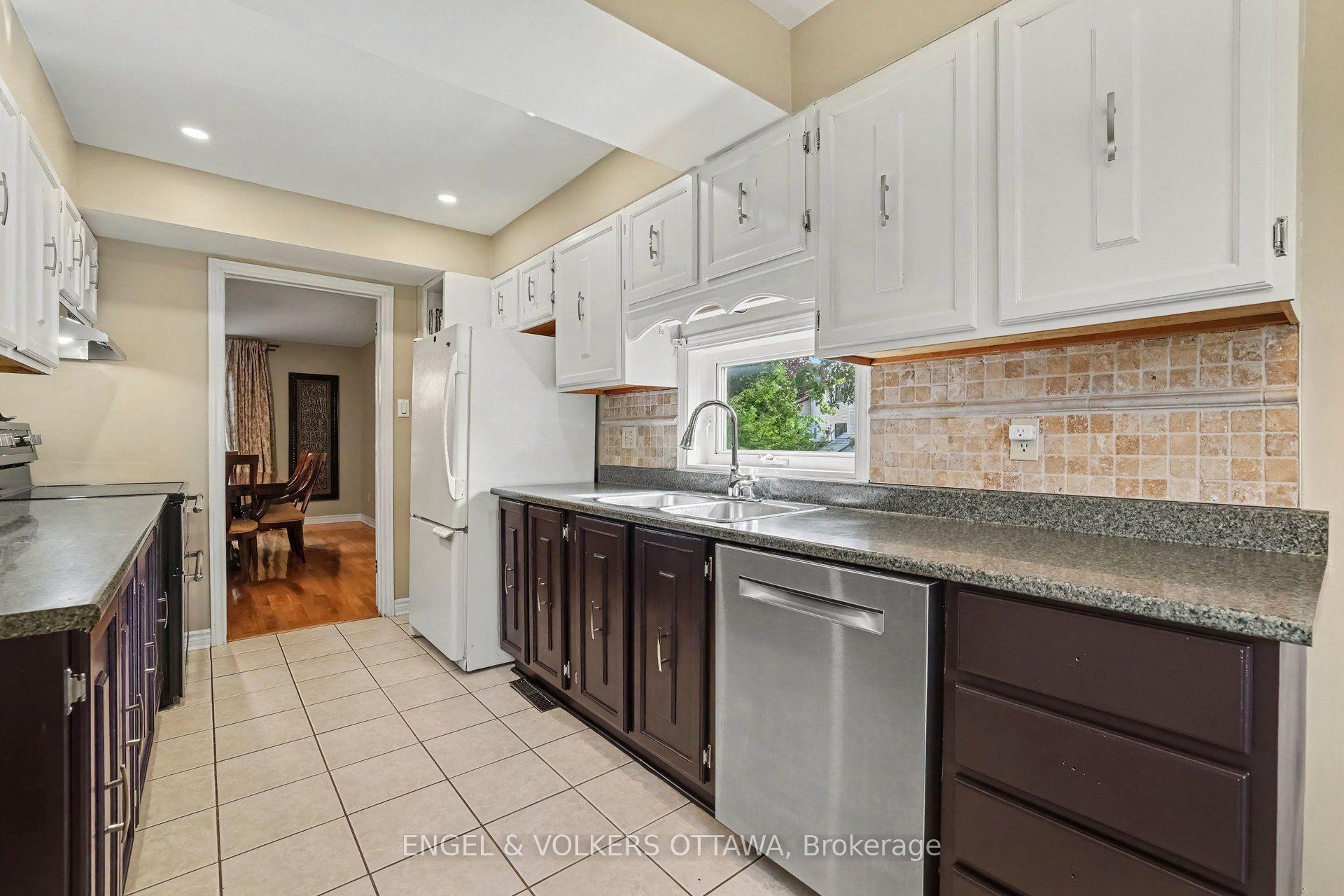Photo 19 of 15 Archer Square, Ottawa, Hunt Club Woods — HOMEH
