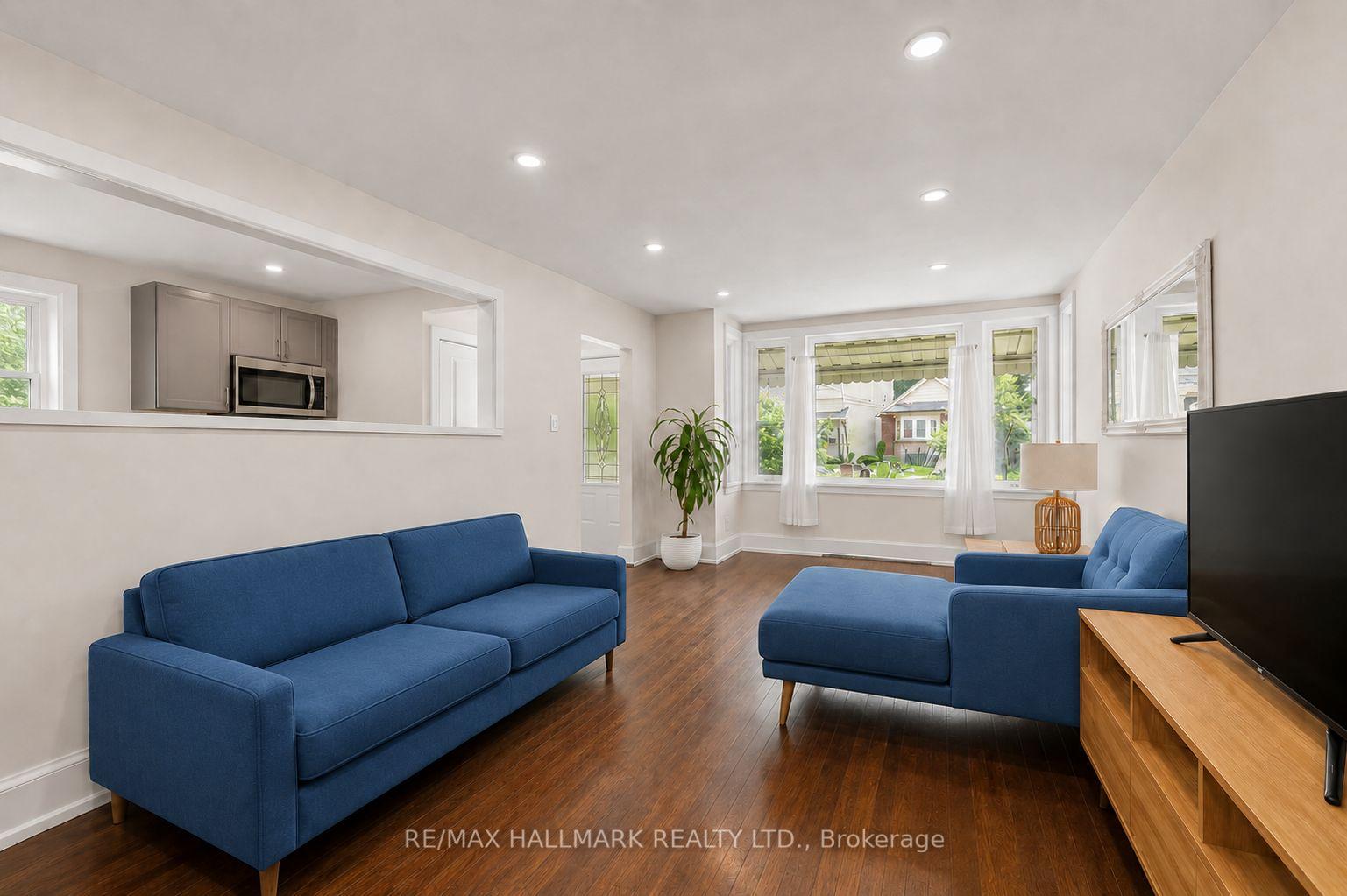 Photo 3 of 8 Davies Crescent, Toronto, East York — HOMEH