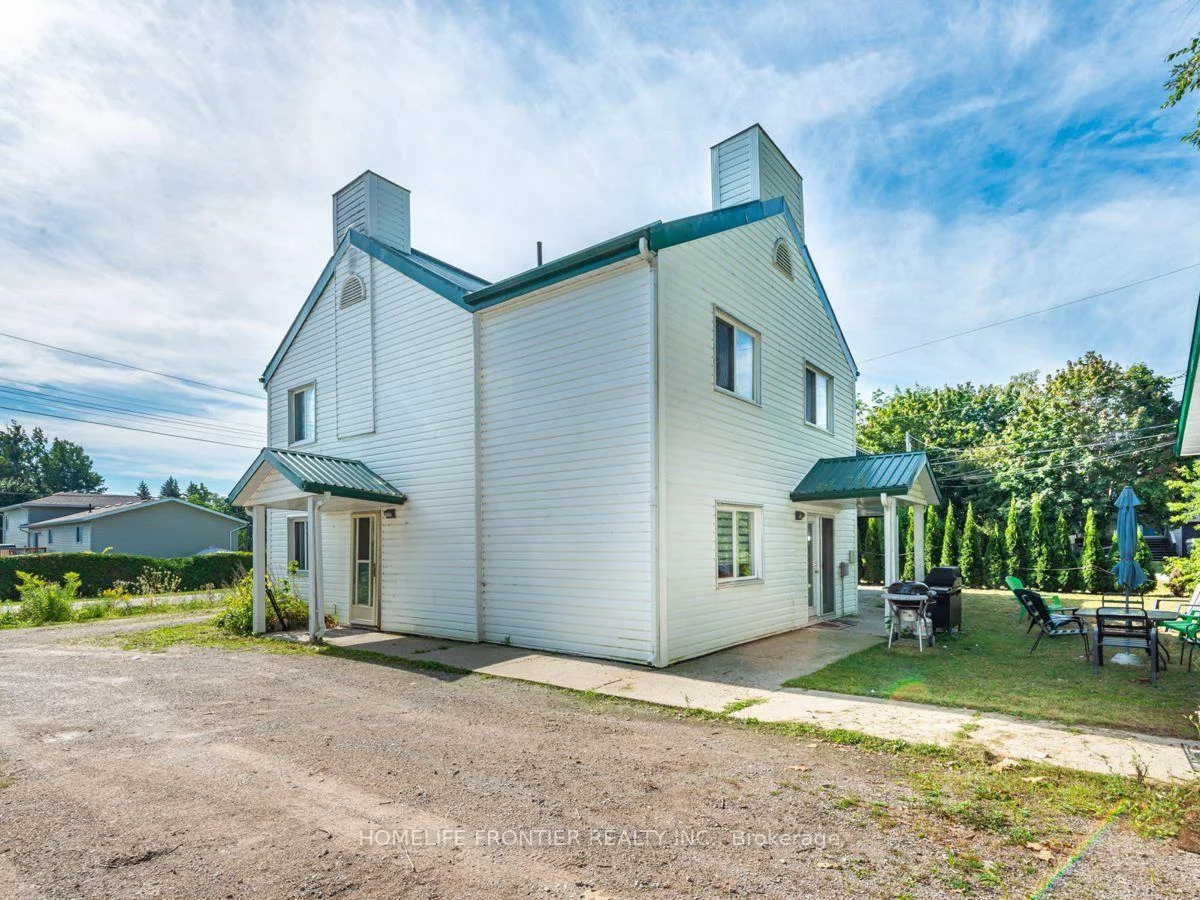 Photo 2 of Unit 4, 1015 Arnold Street, Innisfil, Rural Innisfil — HOMEH