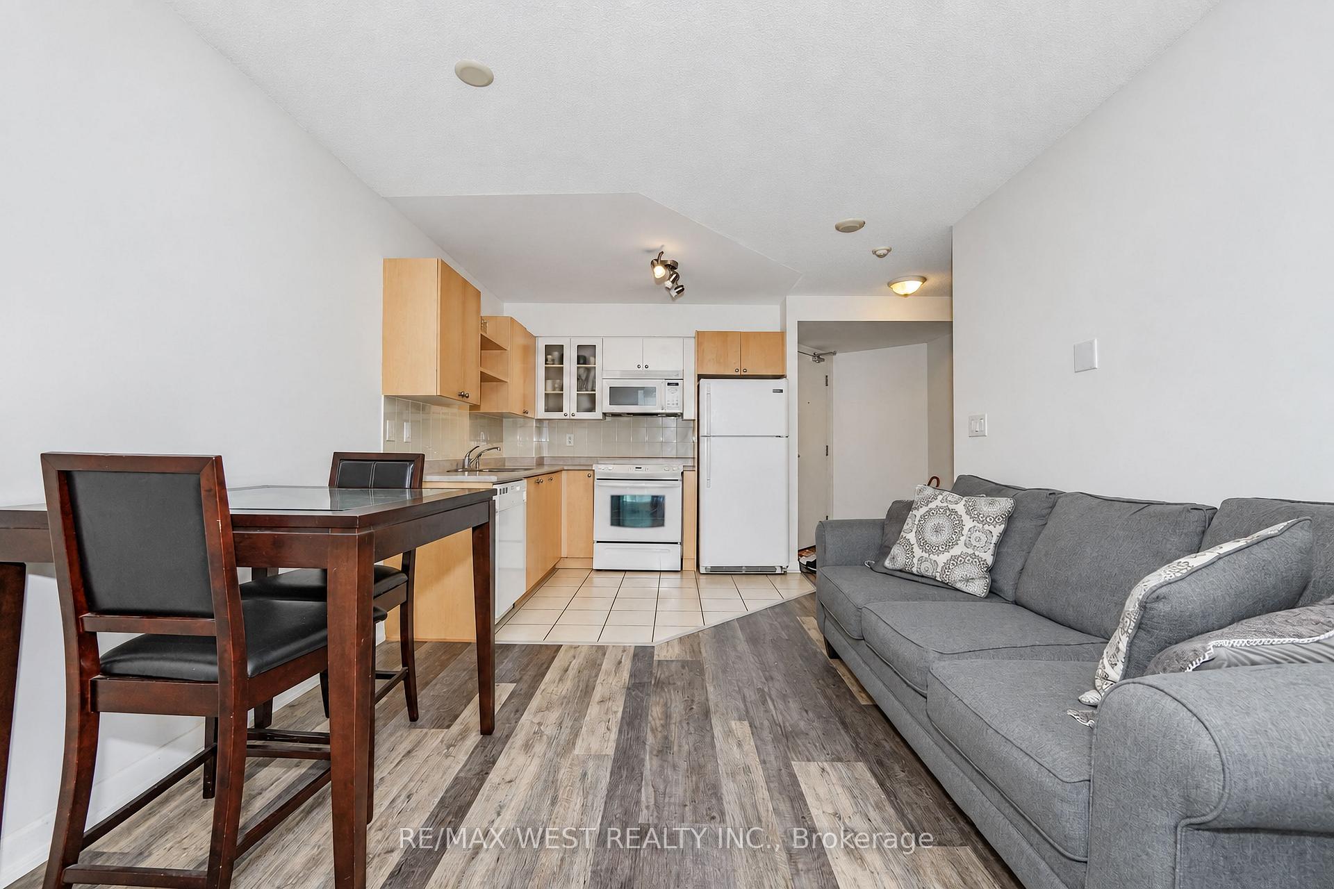 Photo 3 of Unit 522, 600 Fleet Street, Toronto, Niagara — HOMEH