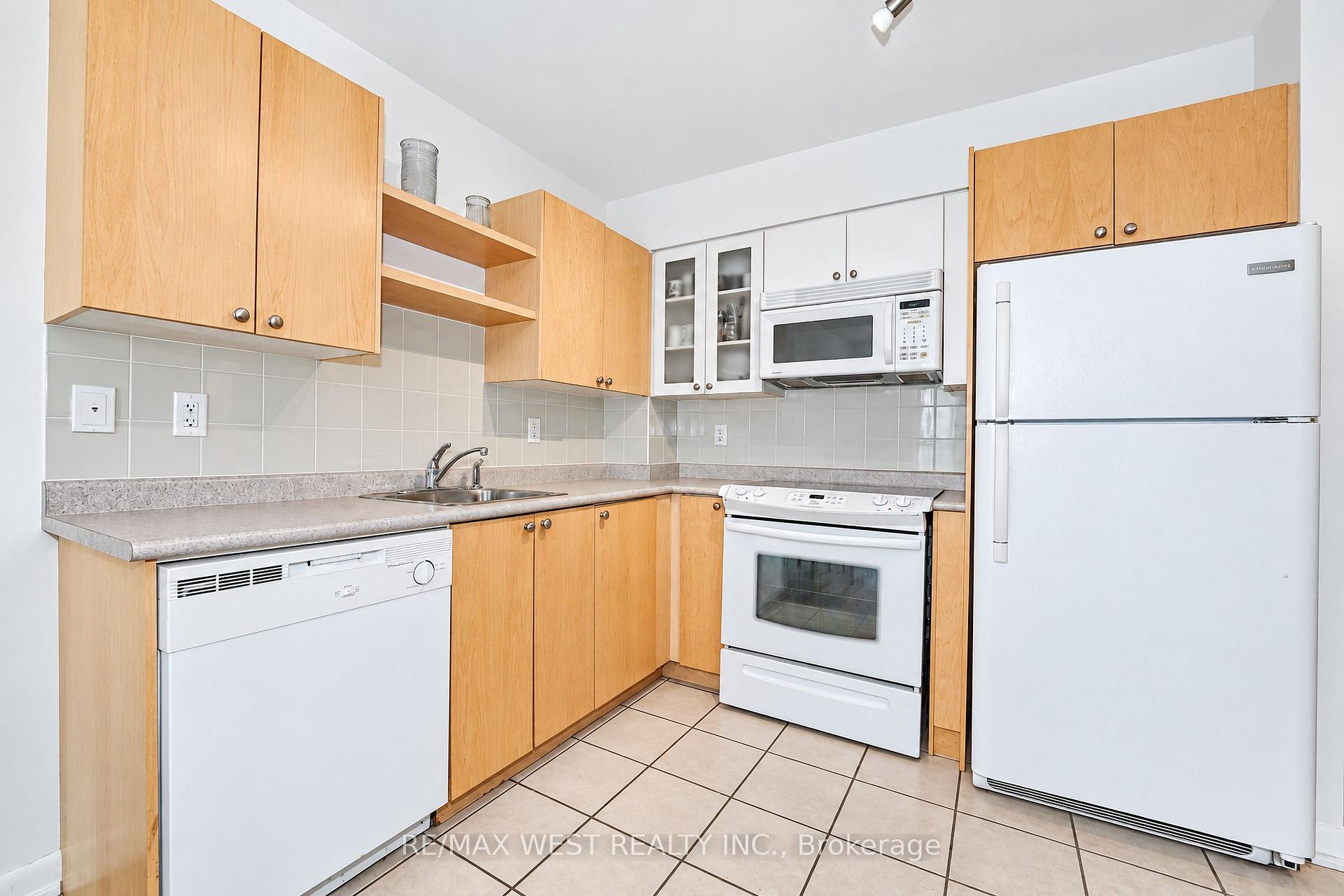 Photo 4 of Unit 522, 600 Fleet Street, Toronto, Niagara — HOMEH