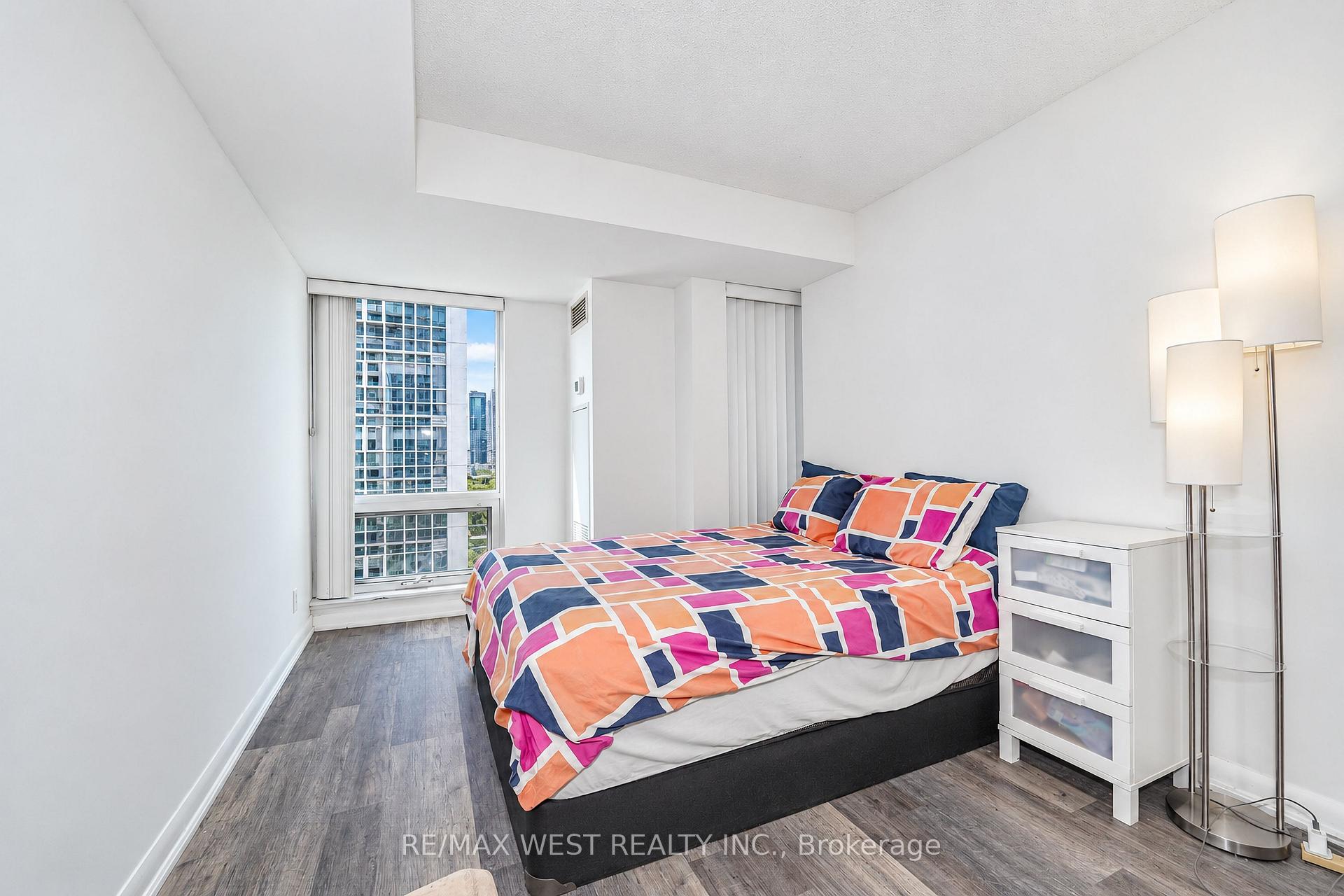 Photo 5 of Unit 522, 600 Fleet Street, Toronto, Niagara — HOMEH