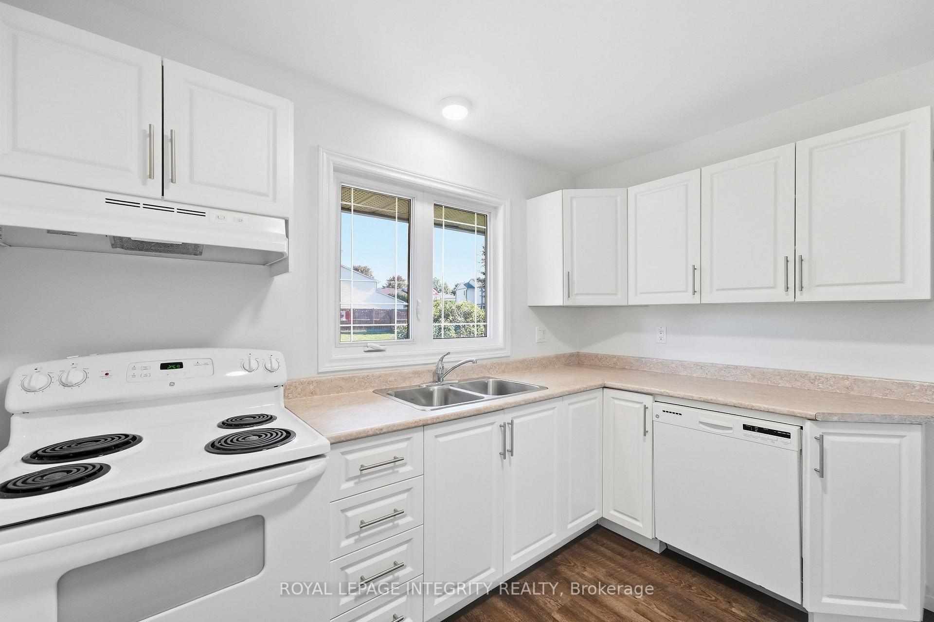 Photo 9 of 909 Lawnsberry Drive, Ottawa, Chatelaine Village — HOMEH