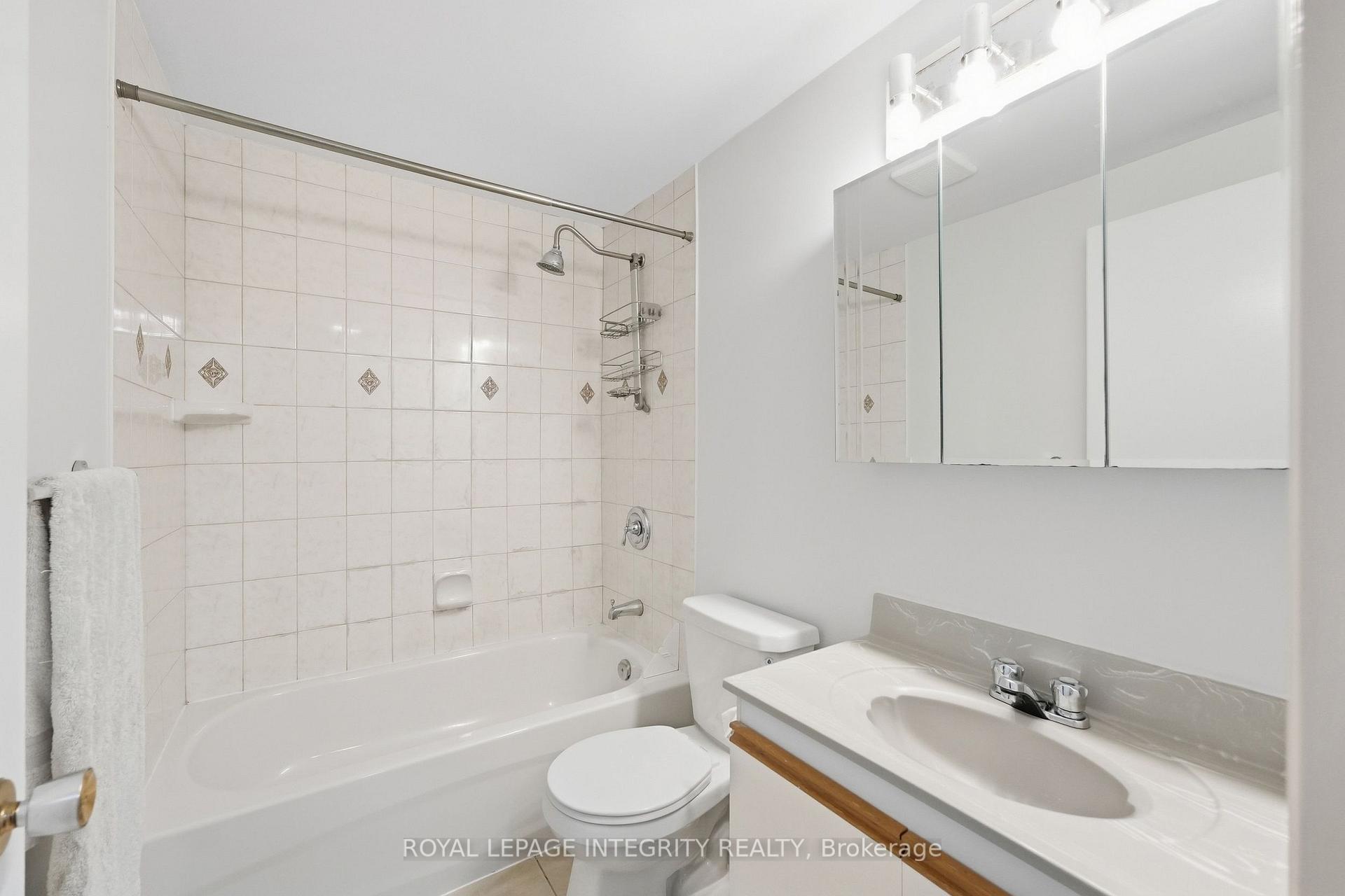 Photo 25 of 909 Lawnsberry Drive, Ottawa, Chatelaine Village — HOMEH
