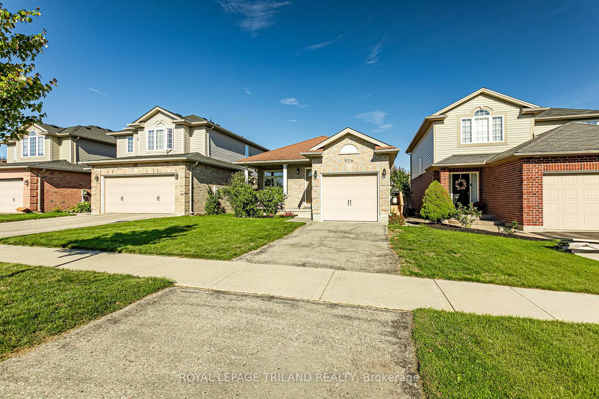 Photo 4 of 906 Bitterbush Crescent, London, North M — HOMEH