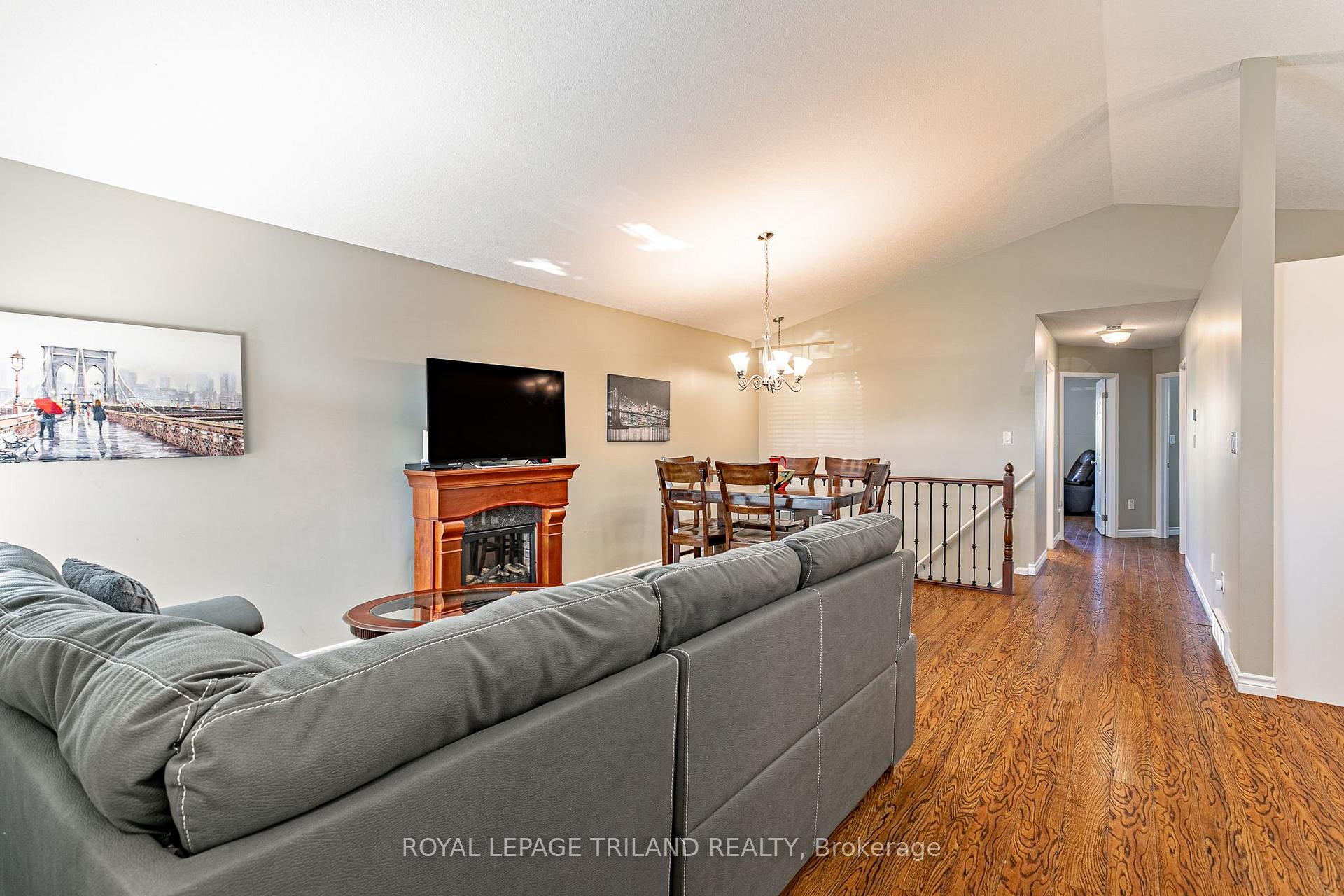 Photo 6 of 906 Bitterbush Crescent, London, North M — HOMEH