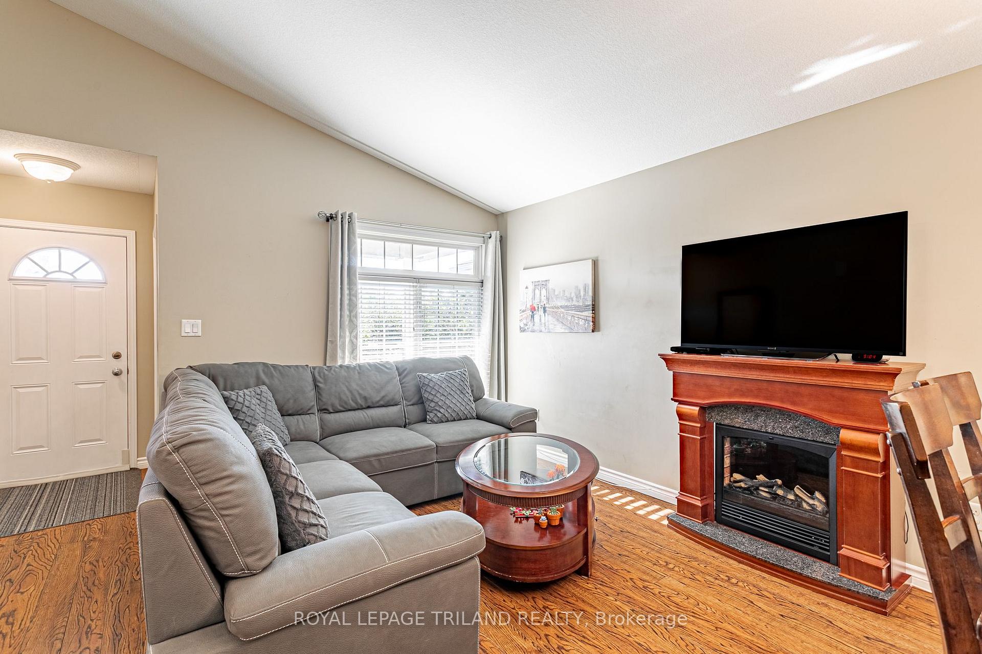 Photo 7 of 906 Bitterbush Crescent, London, North M — HOMEH