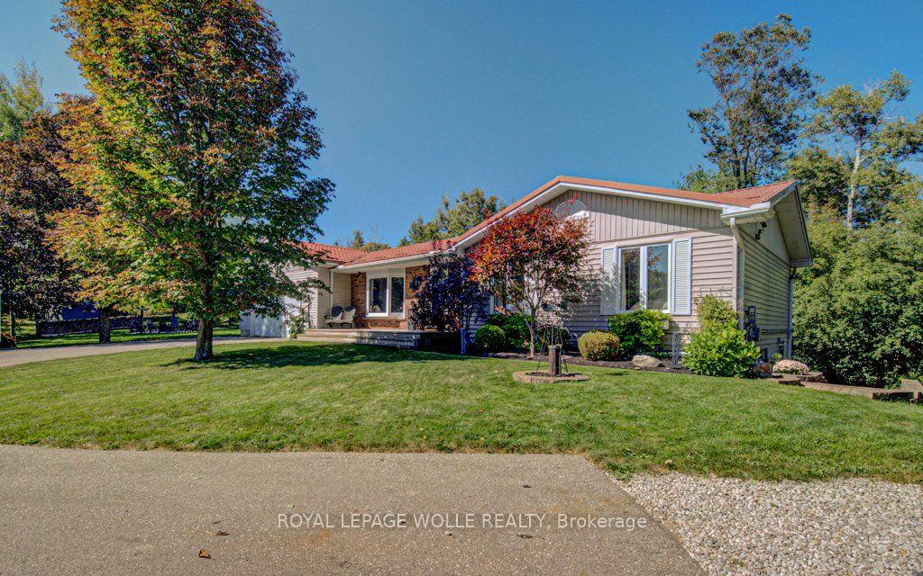 Photo 2 of 108 Lake Road, Puslinch, Puslinch Lake Settlement Areas — HOMEH