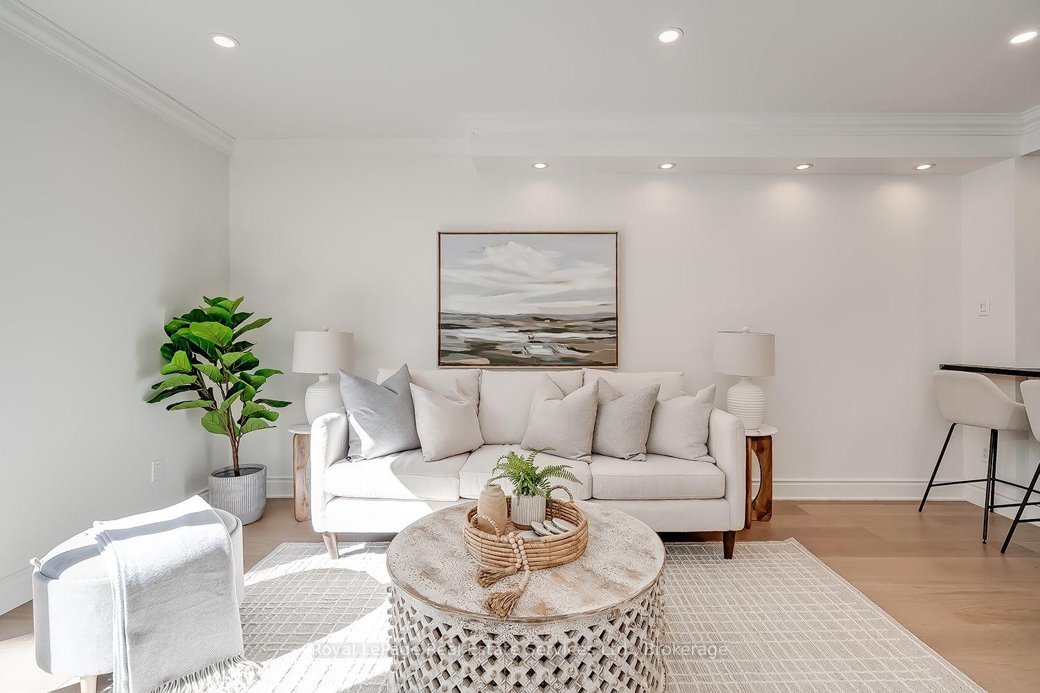 Photo 8 of 65 Normandy Place, Oakville, Central — HOMEH