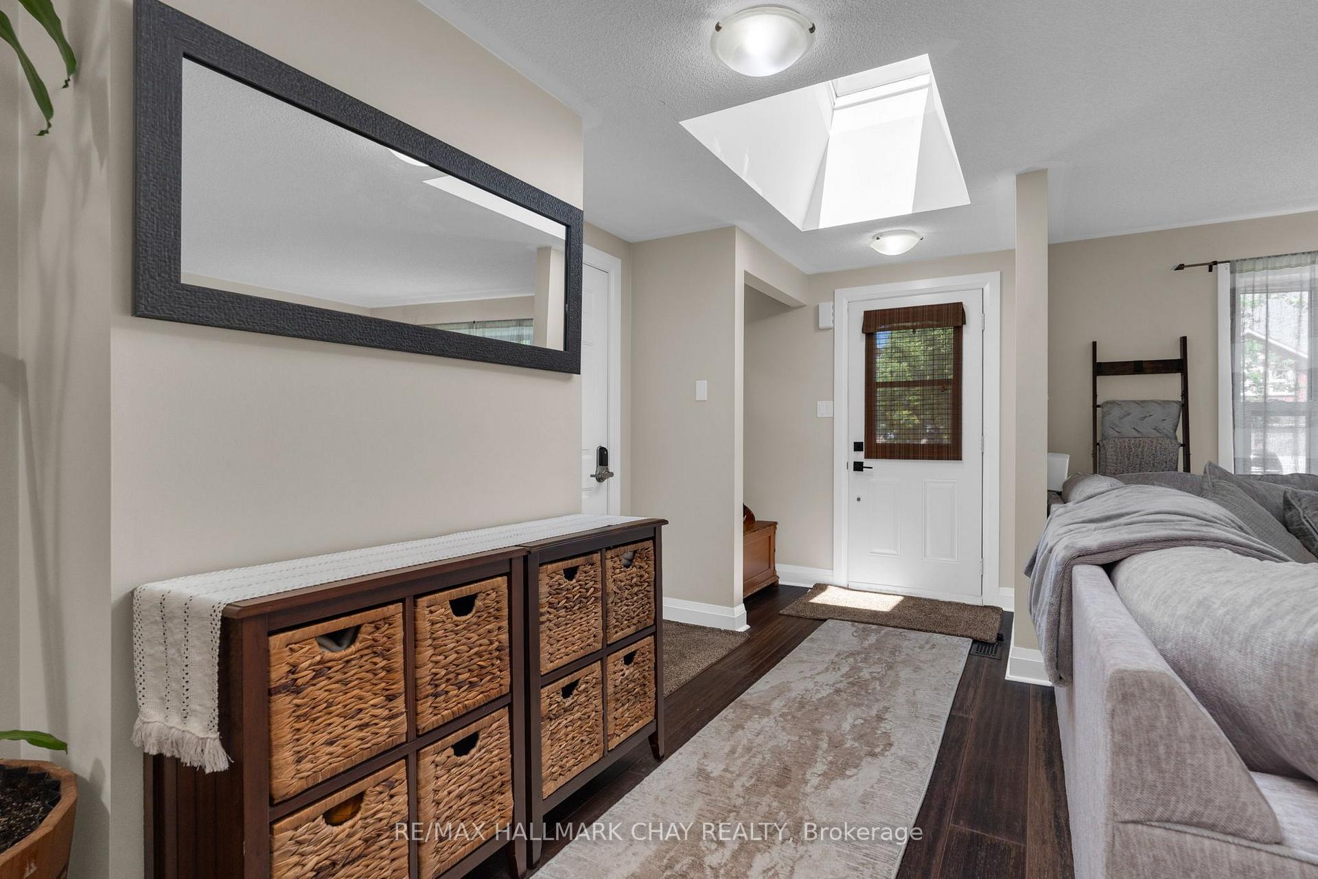 Photo 4 of 17 Benjamin Lane, Barrie, Painswick South — HOMEH