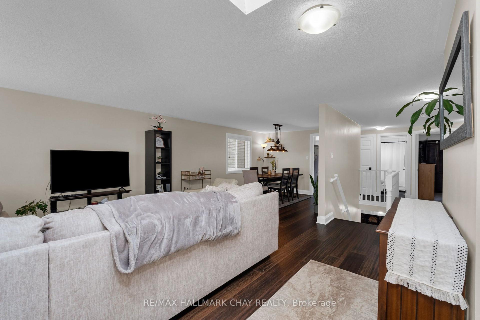 Photo 5 of 17 Benjamin Lane, Barrie, Painswick South — HOMEH