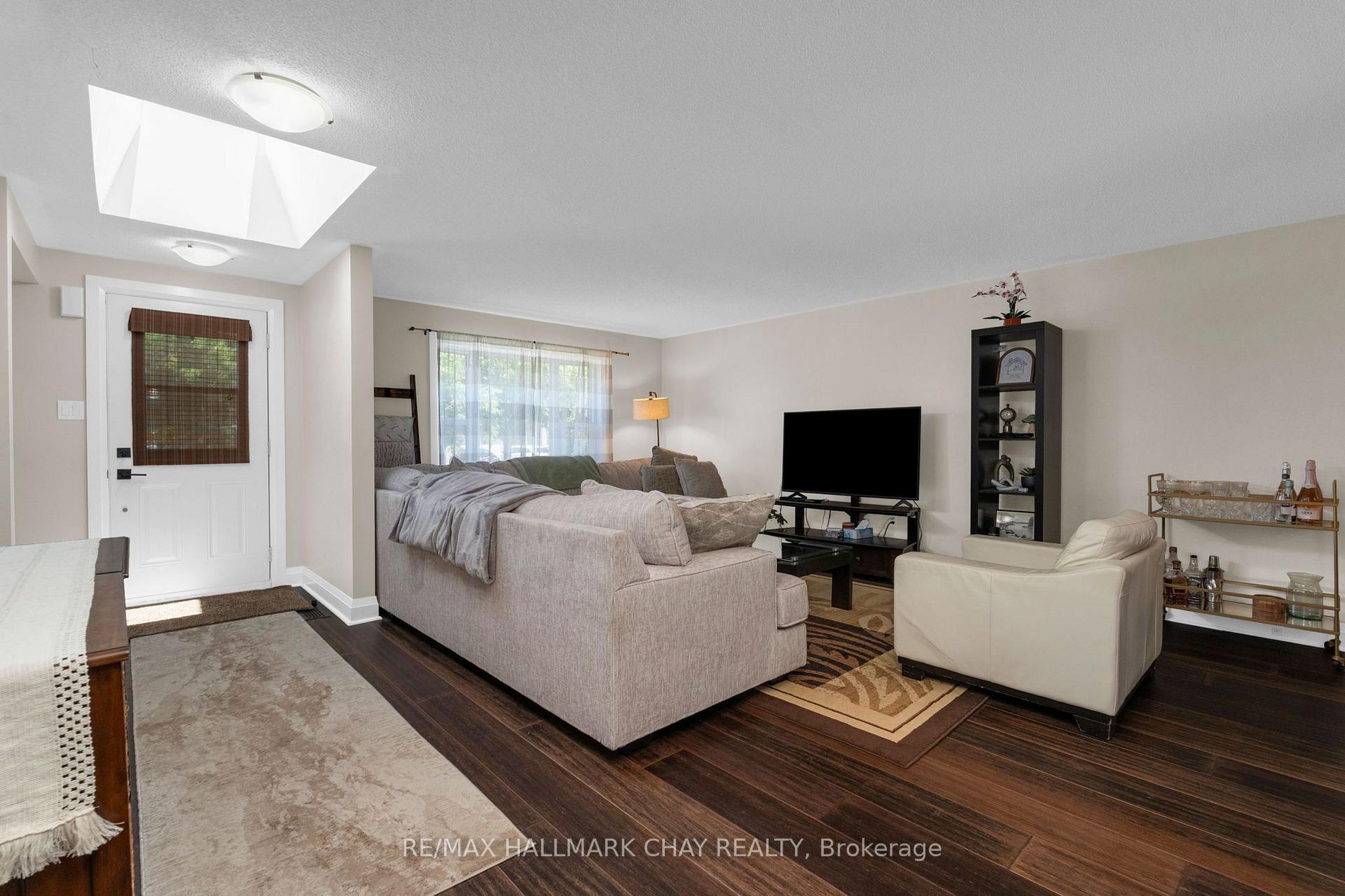 Photo 6 of 17 Benjamin Lane, Barrie, Painswick South — HOMEH