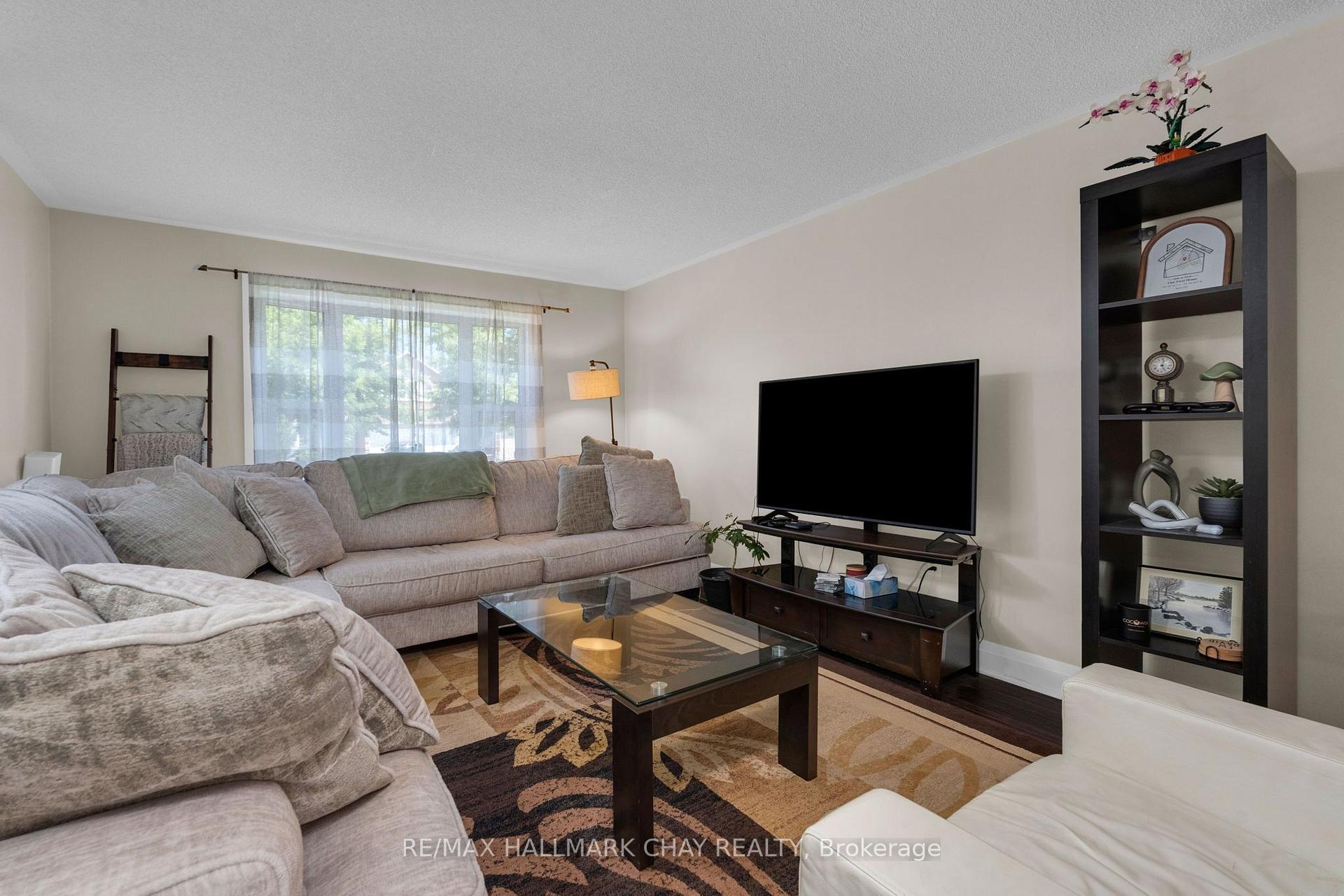 Photo 7 of 17 Benjamin Lane, Barrie, Painswick South — HOMEH