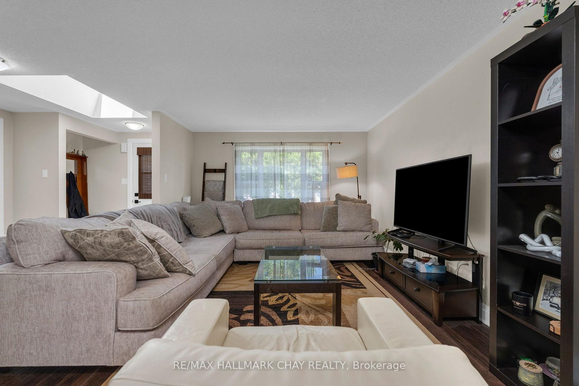 Photo 8 of 17 Benjamin Lane, Barrie, Painswick South — HOMEH