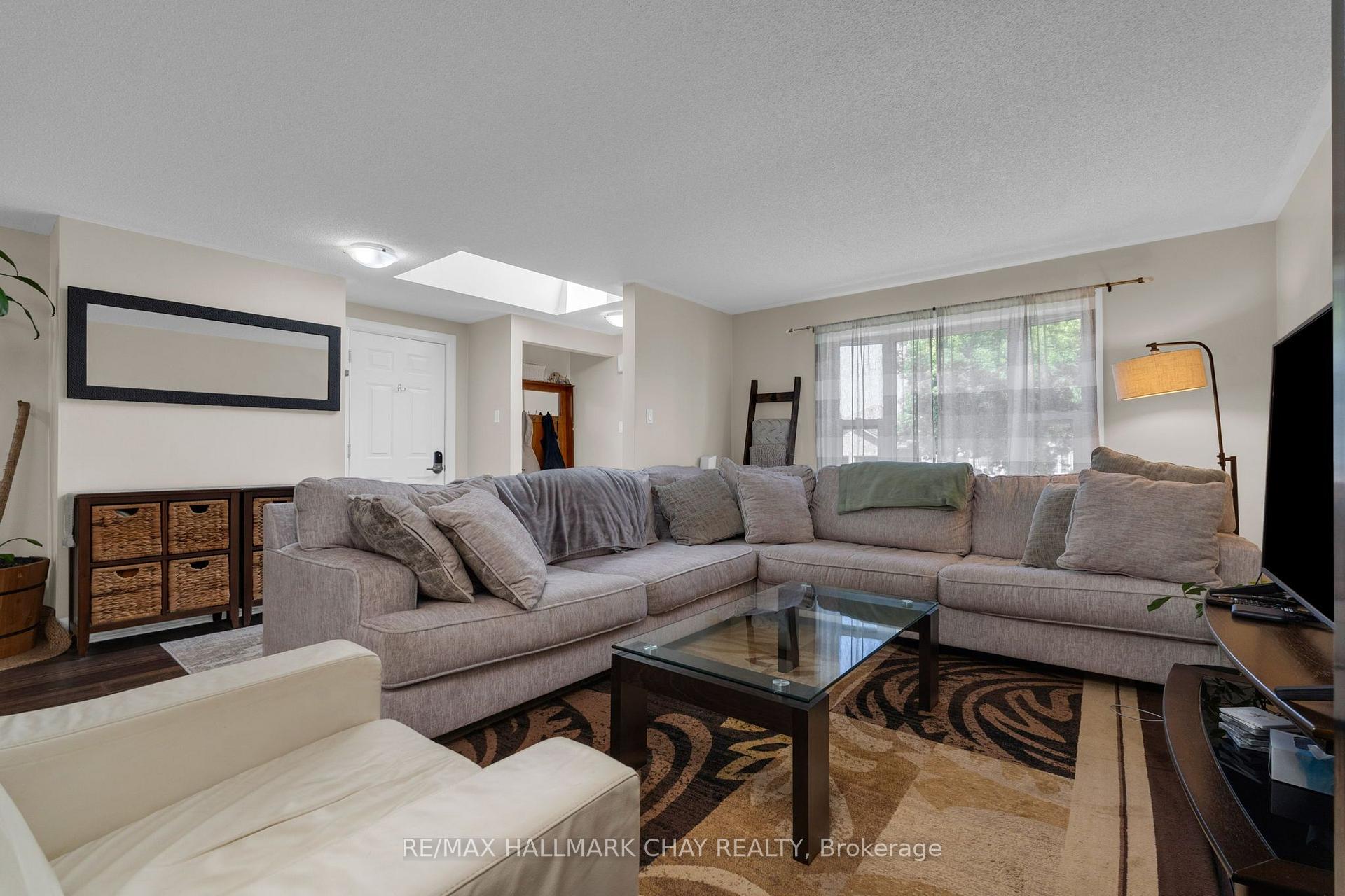 Photo 9 of 17 Benjamin Lane, Barrie, Painswick South — HOMEH