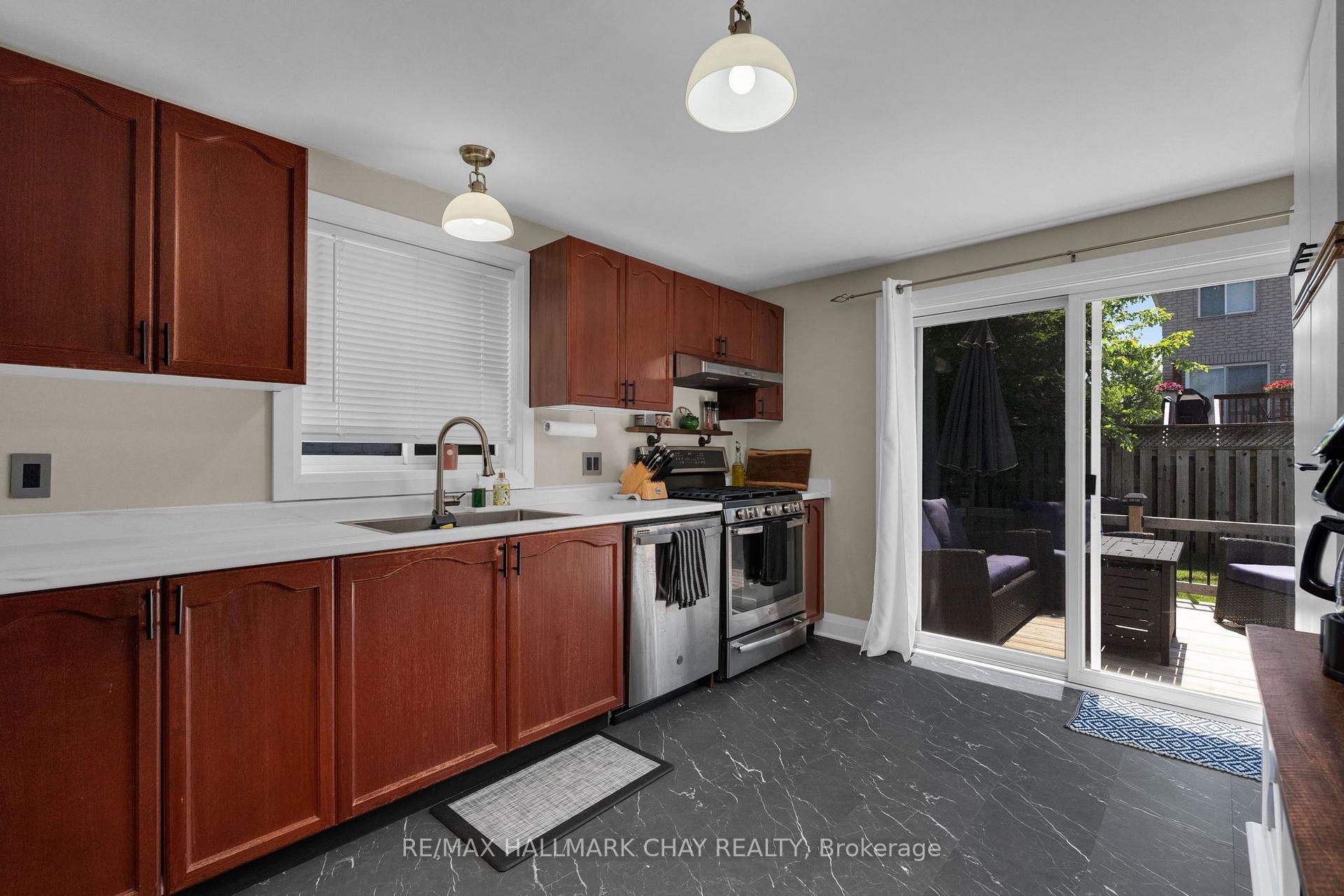 Photo 13 of 17 Benjamin Lane, Barrie, Painswick South — HOMEH