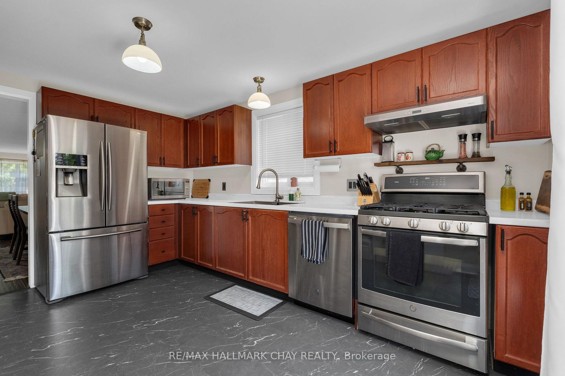 Photo 14 of 17 Benjamin Lane, Barrie, Painswick South — HOMEH