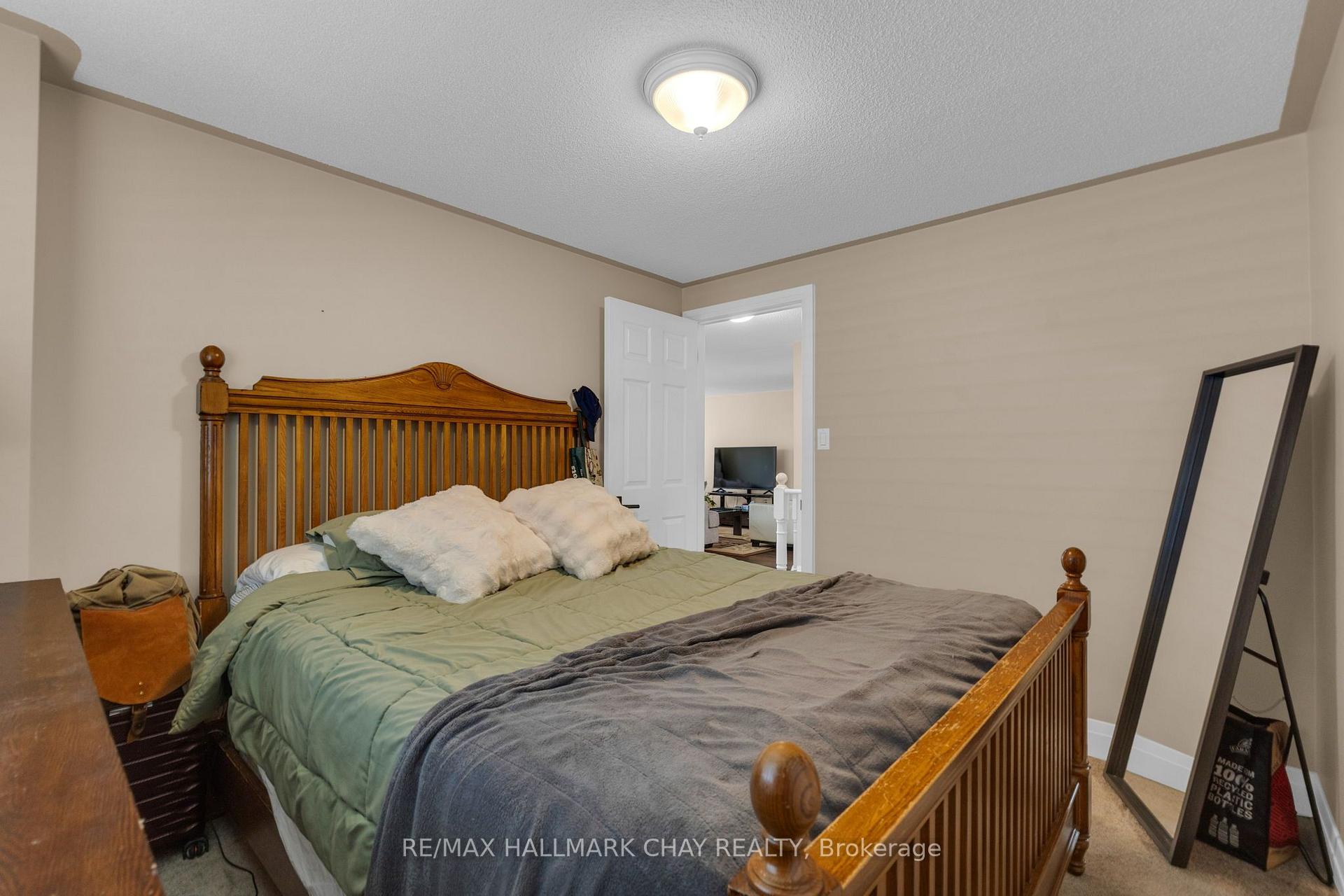 Photo 20 of 17 Benjamin Lane, Barrie, Painswick South — HOMEH