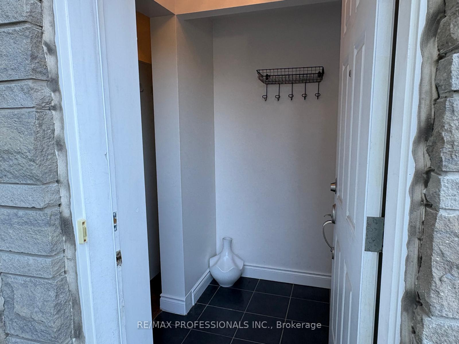 Photo 5 of Unit 104, 5 Richgrove Drive E, Etobicoke, Willowridge-Martingrove-Richview — HOMEH