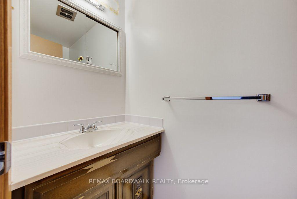 Photo 29 of 60 Northpark Drive, Ottawa, Blackburn Hamlet — HOMEH