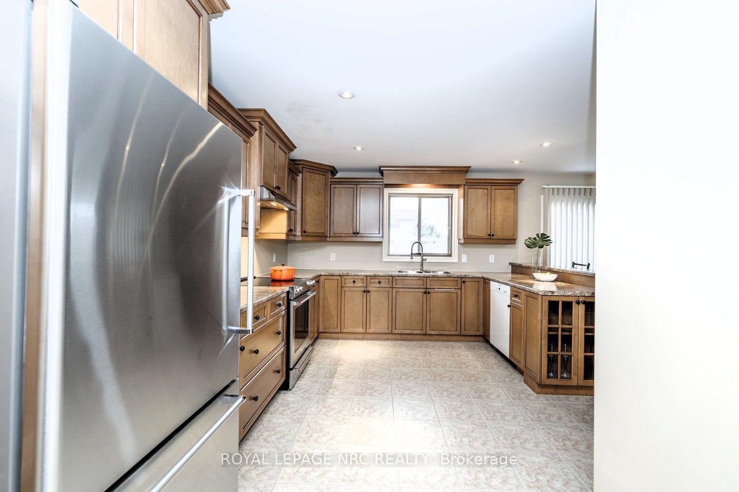 Photo 9 of 8394 Greenfield Crescent, Niagara Falls, Forestview — HOMEH