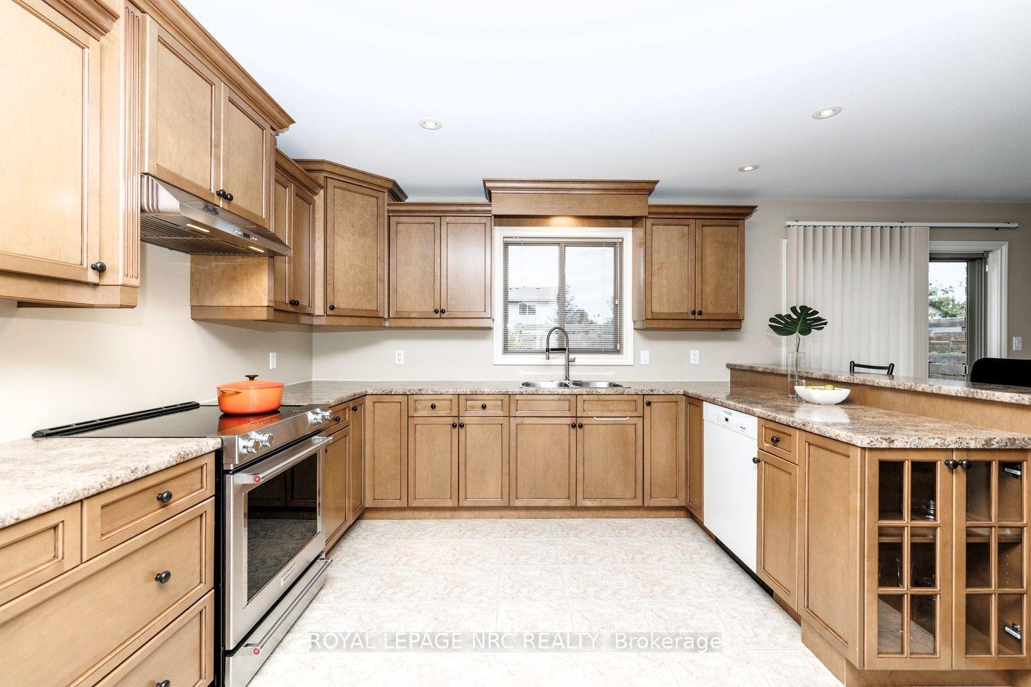 Photo 10 of 8394 Greenfield Crescent, Niagara Falls, Forestview — HOMEH