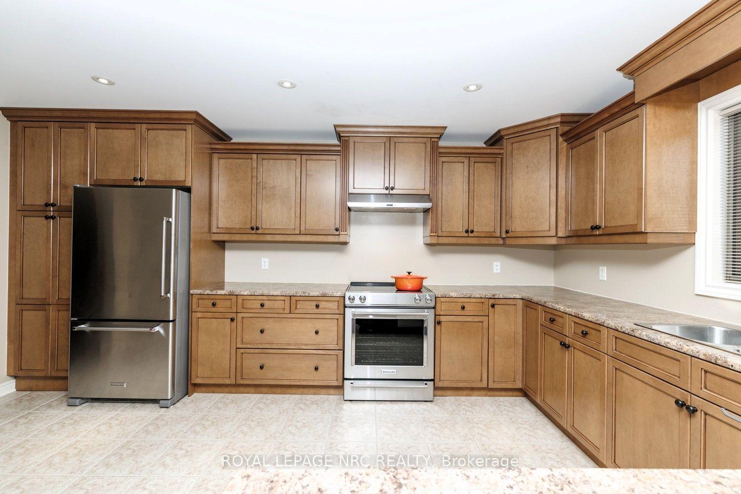 Photo 11 of 8394 Greenfield Crescent, Niagara Falls, Forestview — HOMEH