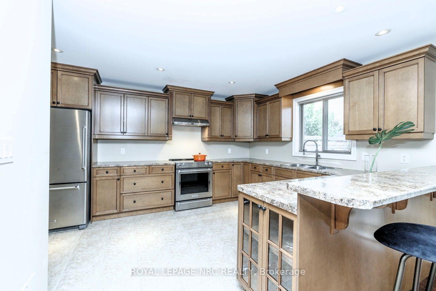 Photo 12 of 8394 Greenfield Crescent, Niagara Falls, Forestview — HOMEH