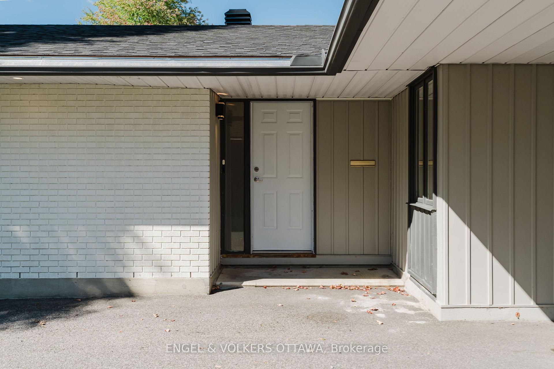 Photo 7 of 2995 Cowan Crescent, Ottawa, Riverside Park South — HOMEH