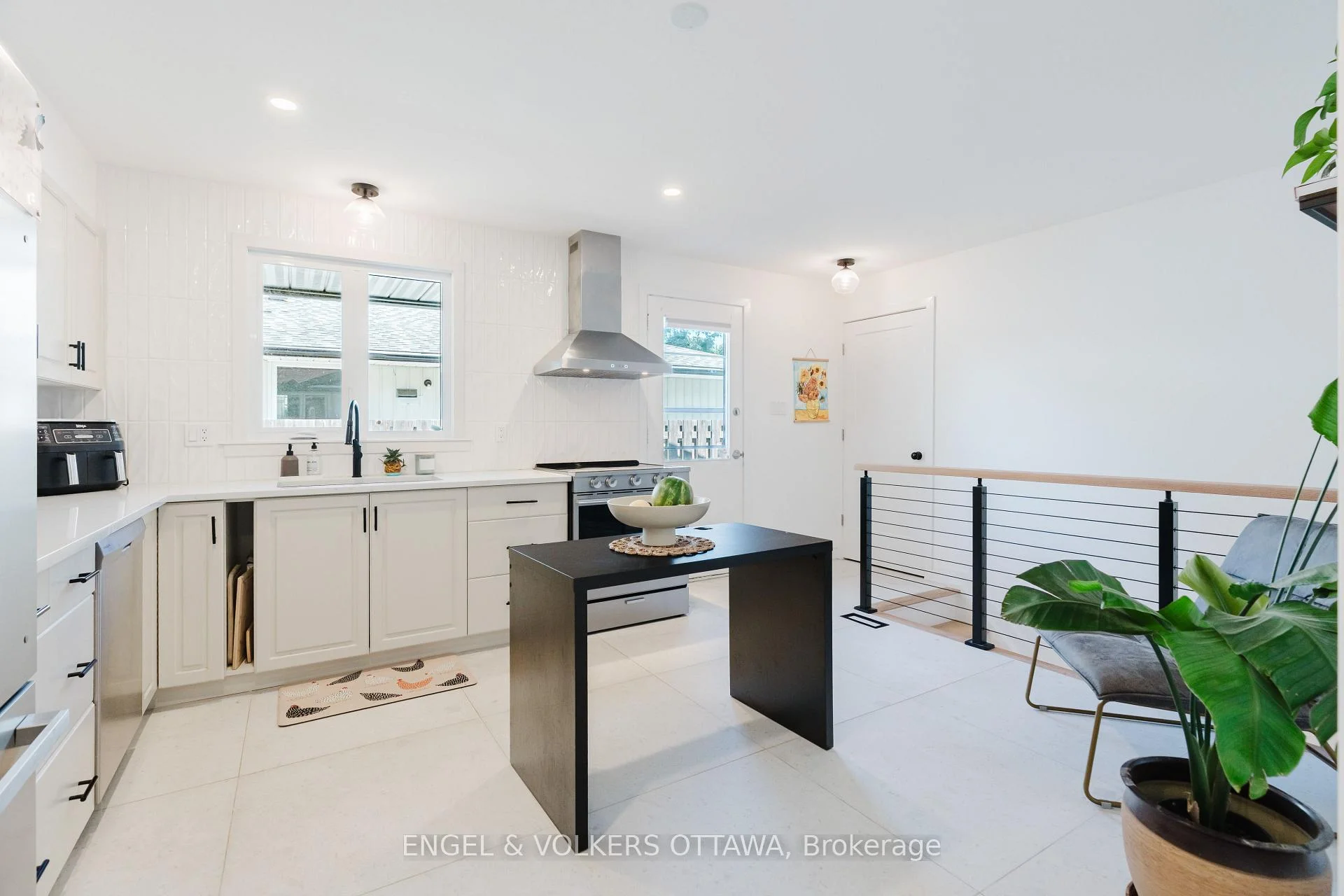 Photo 9 of 2995 Cowan Crescent, Ottawa, Riverside Park South — HOMEH