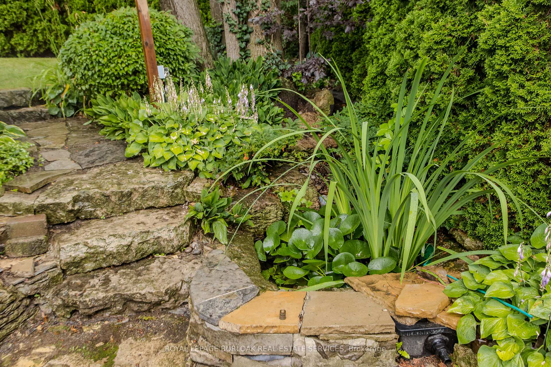 Photo 2 of 54 Waterwheel Crescent, Hamilton, Waterdown — HOMEH