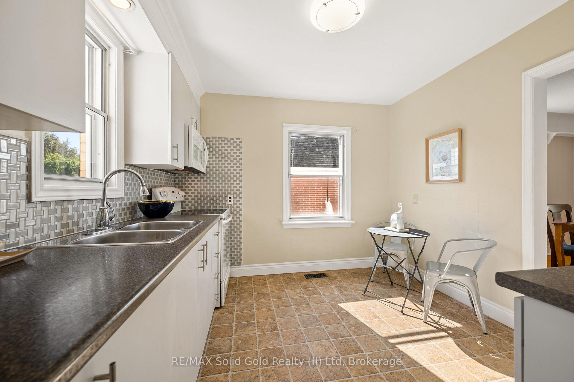 Photo 5 of 490 East Avenue, Kitchener, King East — HOMEH