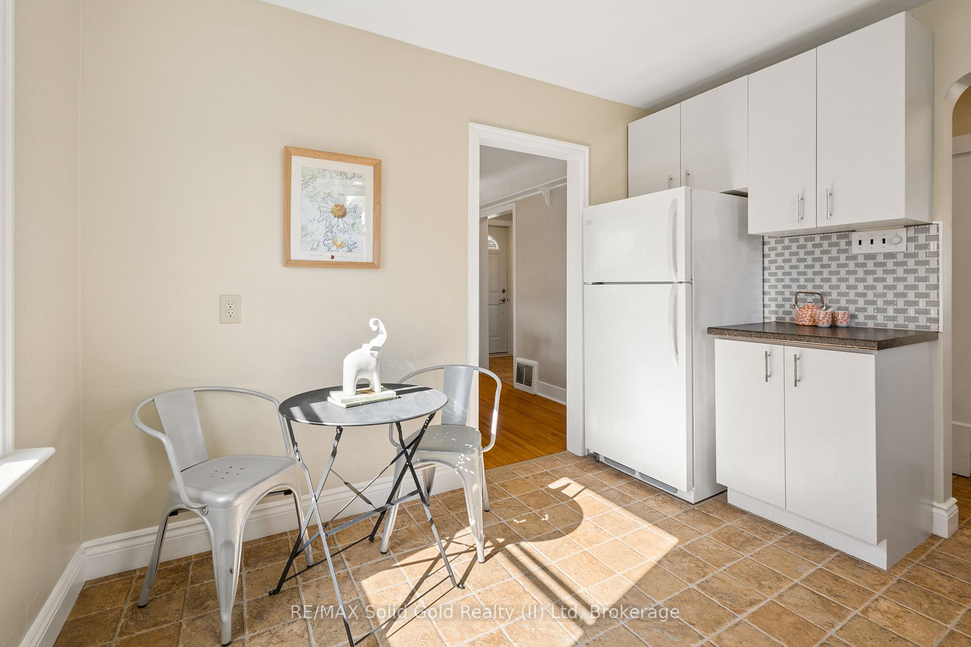 Photo 6 of 490 East Avenue, Kitchener, King East — HOMEH