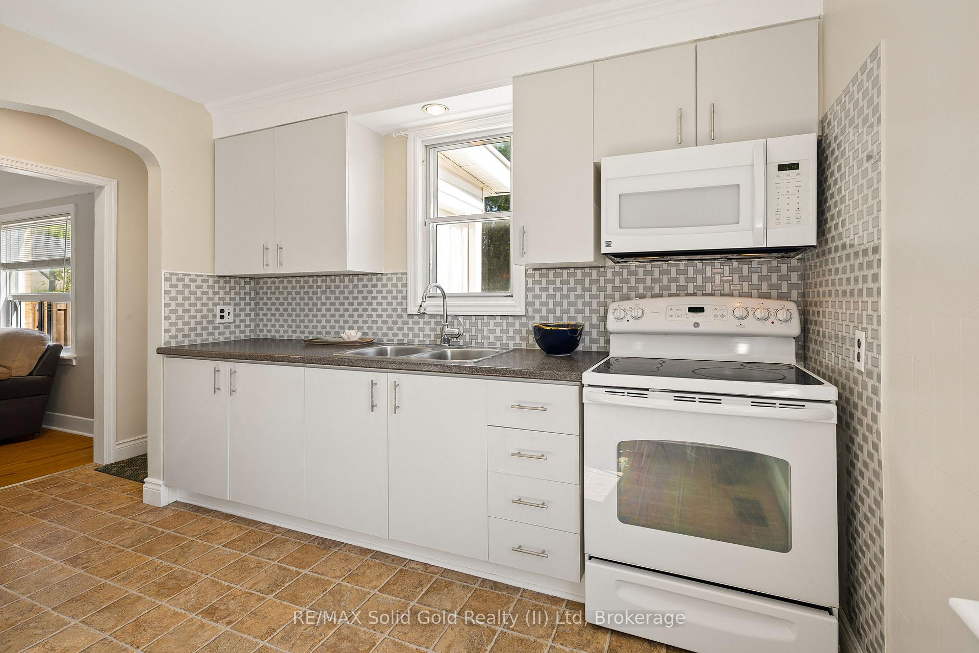 Photo 7 of 490 East Avenue, Kitchener, King East — HOMEH