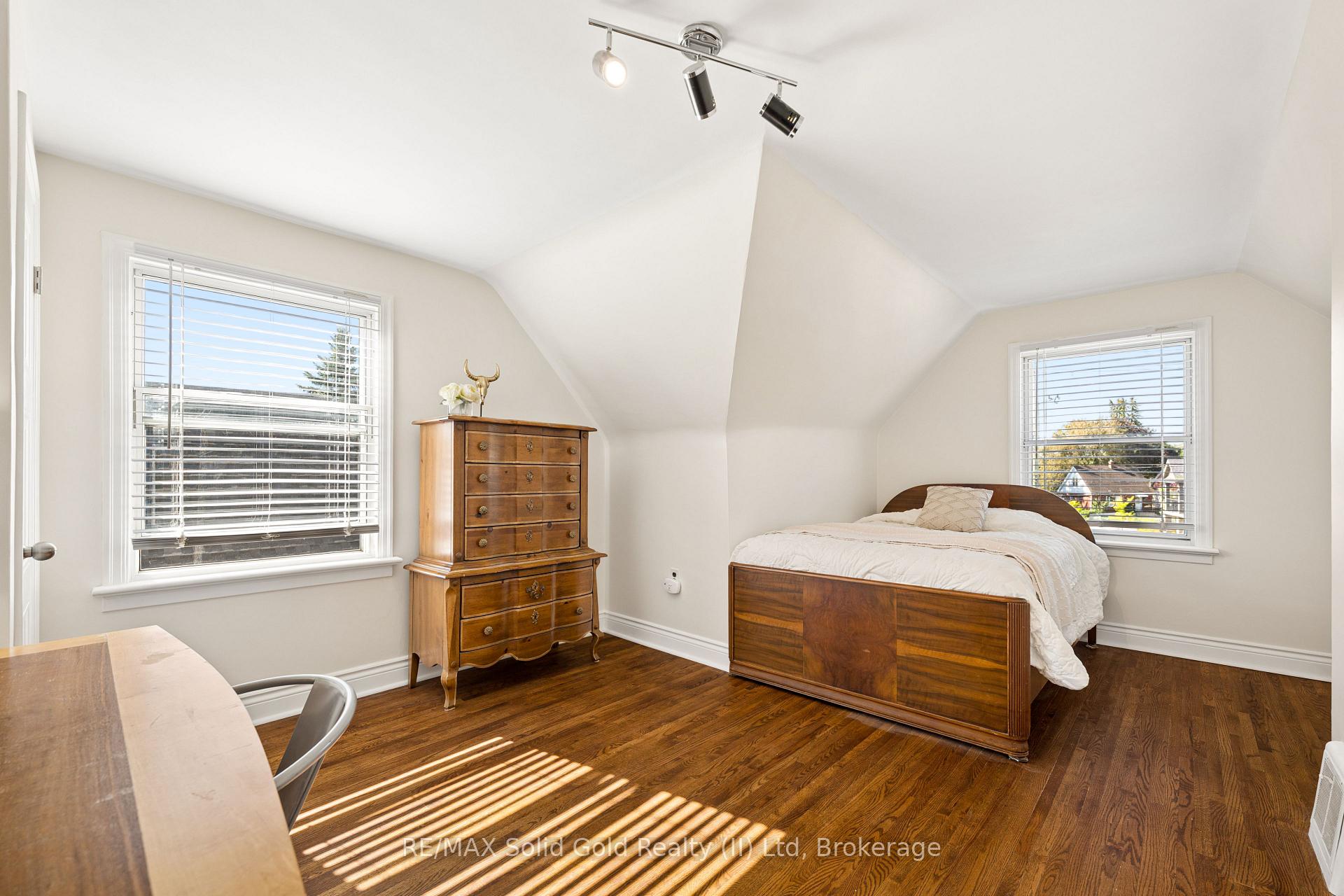 Photo 17 of 490 East Avenue, Kitchener, King East — HOMEH