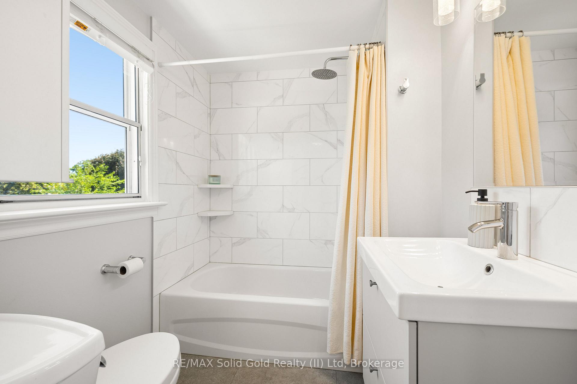 Photo 19 of 490 East Avenue, Kitchener, King East — HOMEH